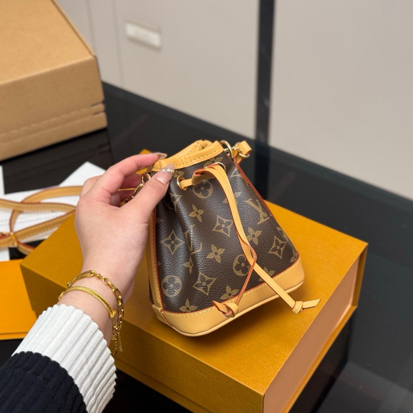 Nano Monogram Bucket Bag – Mini Crossbody 16cm - 图片 5