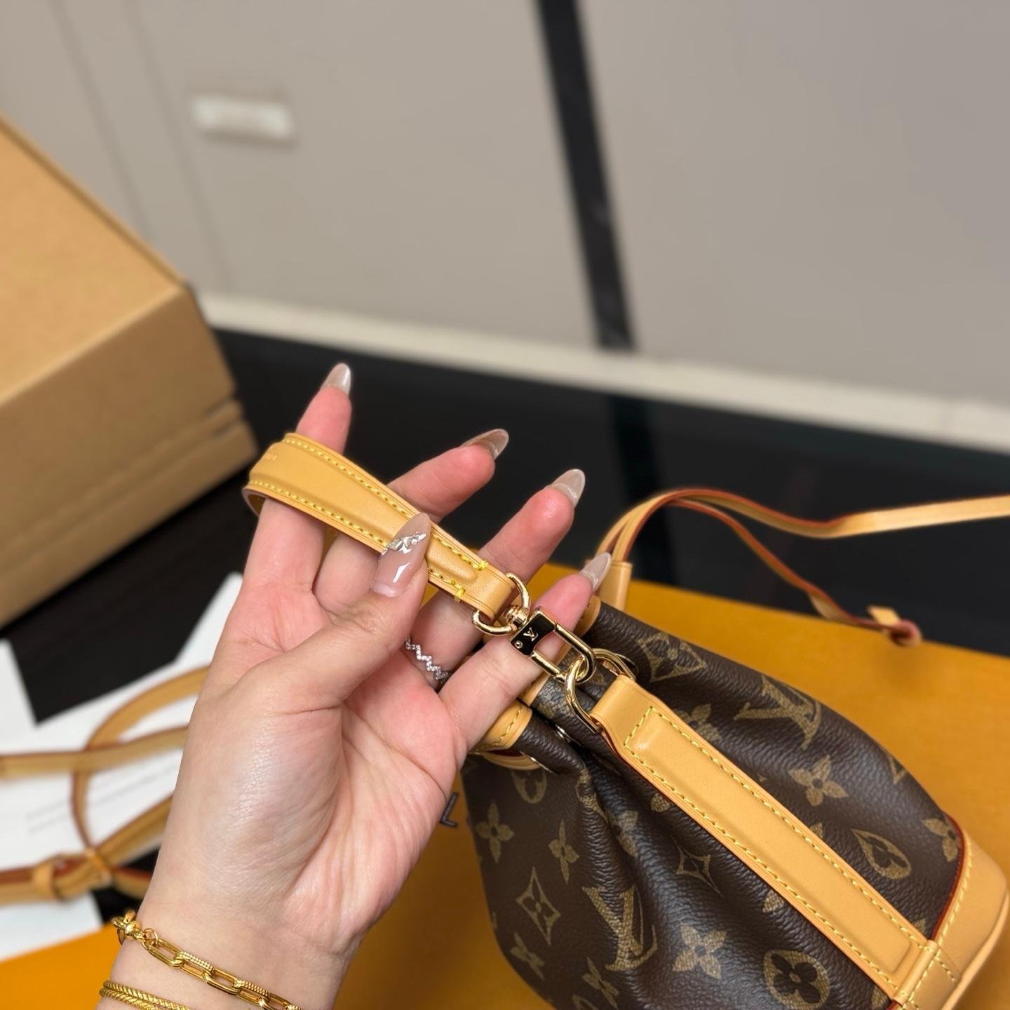 Nano Monogram Bucket Bag – Mini Crossbody 16cm - 图片 6