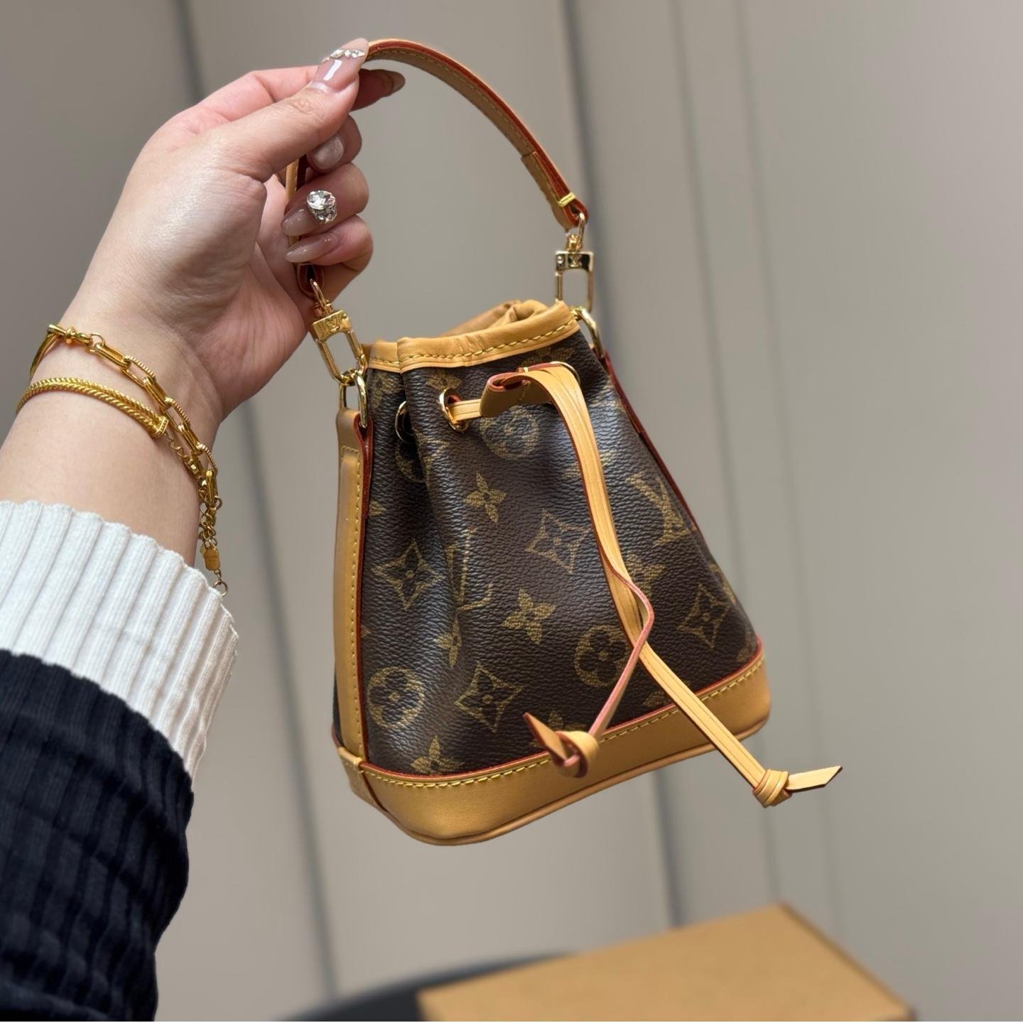 Nano Monogram Bucket Bag – Mini Crossbody 16cm - 图片 9