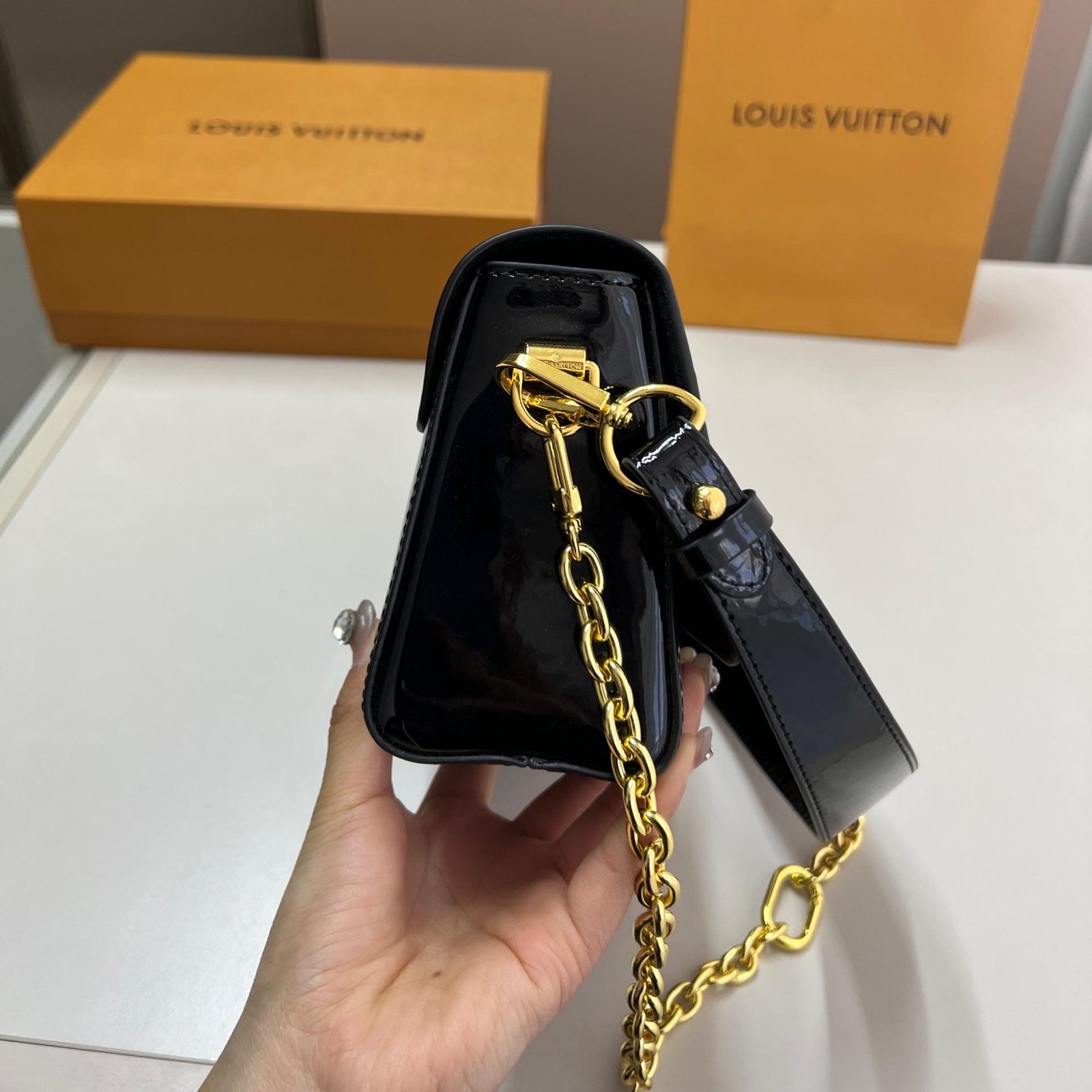 LV Twist Chain Bag in Black Patent Leather with Gold Hardware – 23CM Timeless Icon - 图片 2