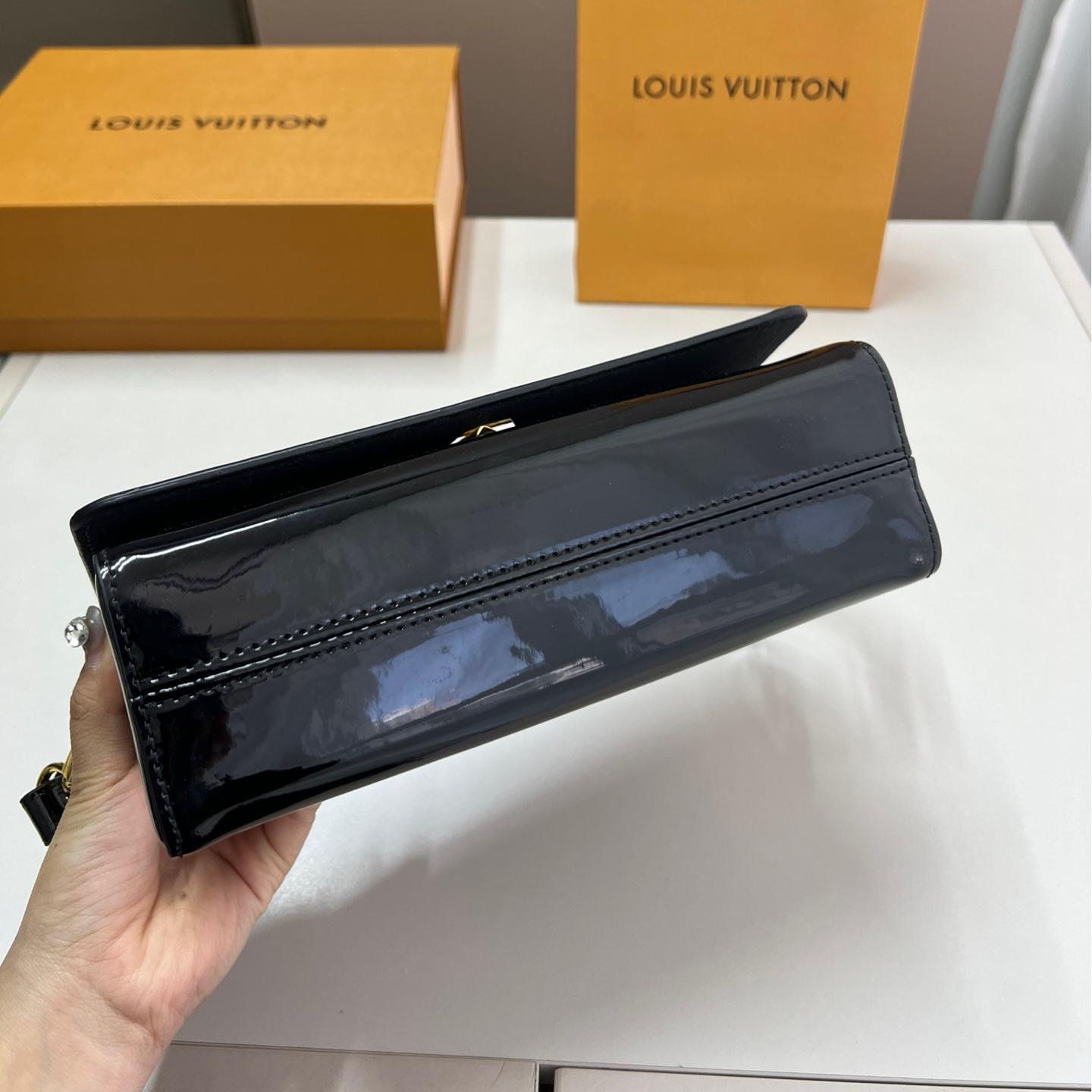 LV Twist Chain Bag in Black Patent Leather with Gold Hardware – 23CM Timeless Icon - 图片 3