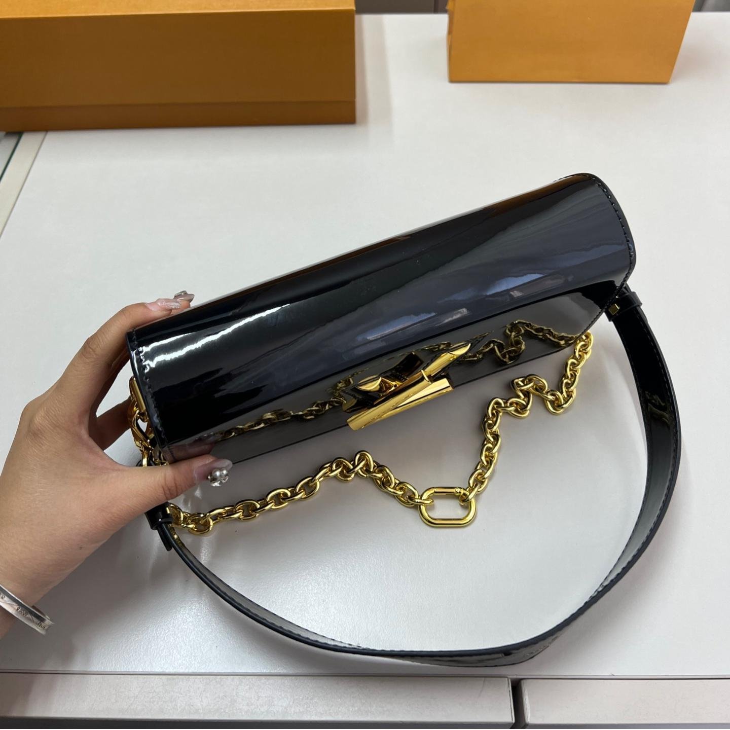 LV Twist Chain Bag in Black Patent Leather with Gold Hardware – 23CM Timeless Icon - 图片 5