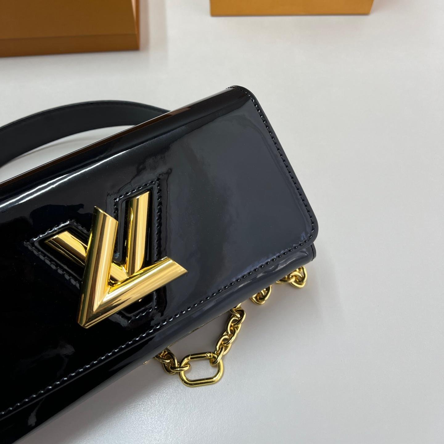 LV Twist Chain Bag in Black Patent Leather with Gold Hardware – 23CM Timeless Icon - 图片 6