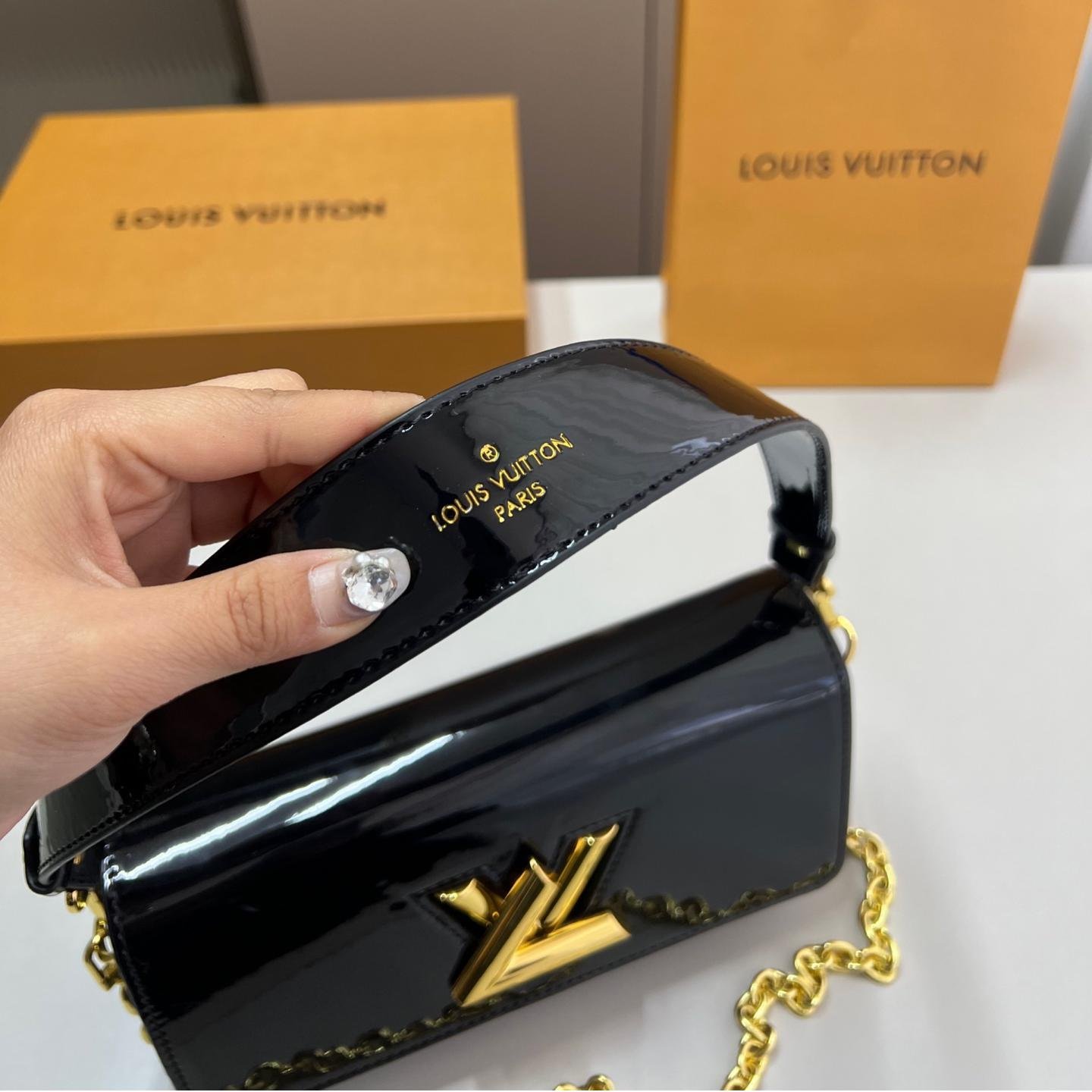 LV Twist Chain Bag in Black Patent Leather with Gold Hardware – 23CM Timeless Icon - 图片 7