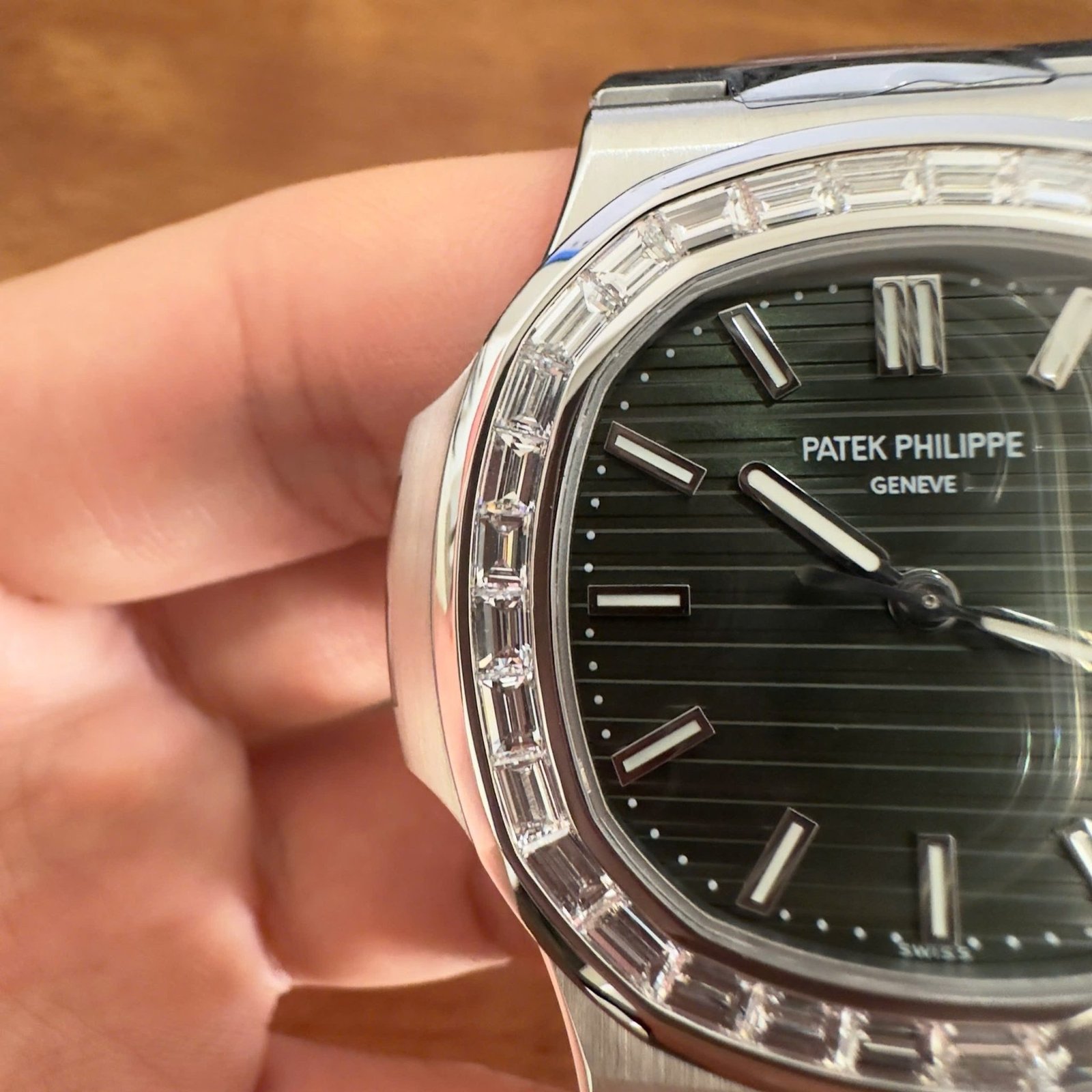 Patek Philippe Nautilus 5711/1300A-001 Green Dial Custom CVD Baguette Diamonds 40mm - 图片 8