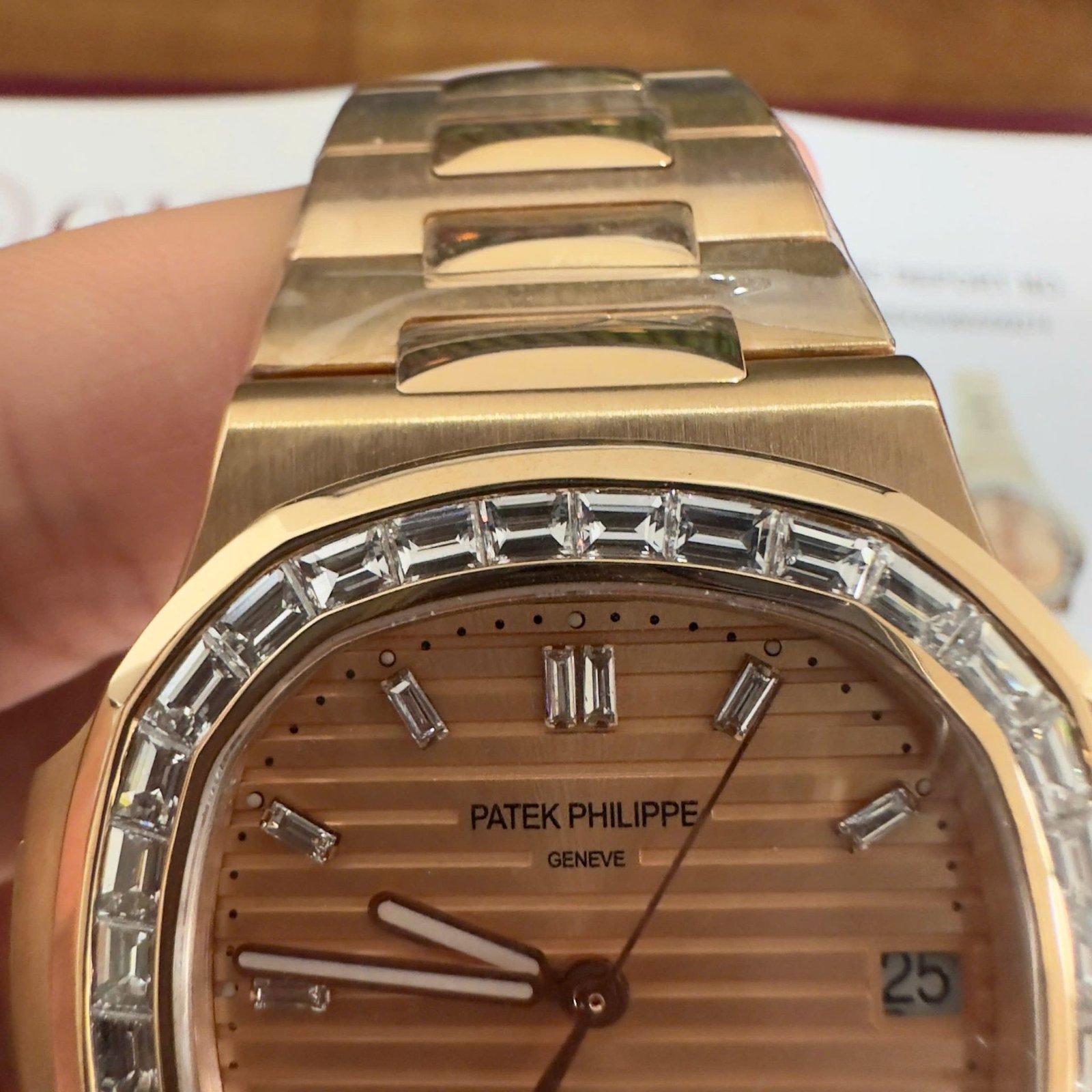 Patek Philippe Nautilus 5723/1R-001 Pink Golden Dial 18K Solid Gold Baguette Diamonds 40mm - 图片 6