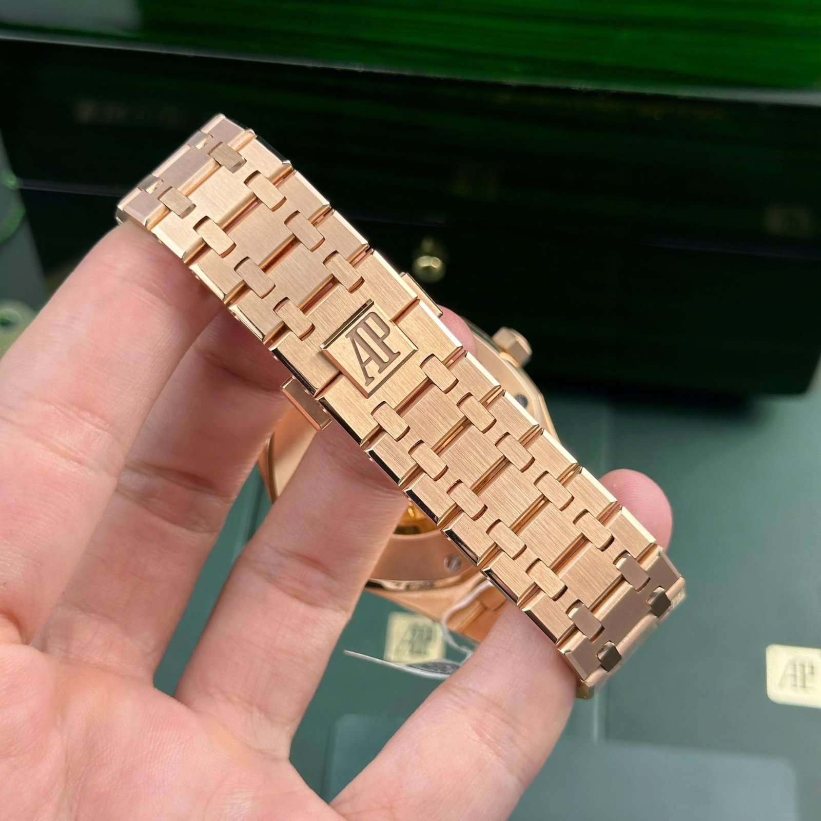 Audemars Piguet Royal Oak 15400OR Black Dial 18K Gold Wrapped Best Replica Watch ZF 41mm - 图片 10