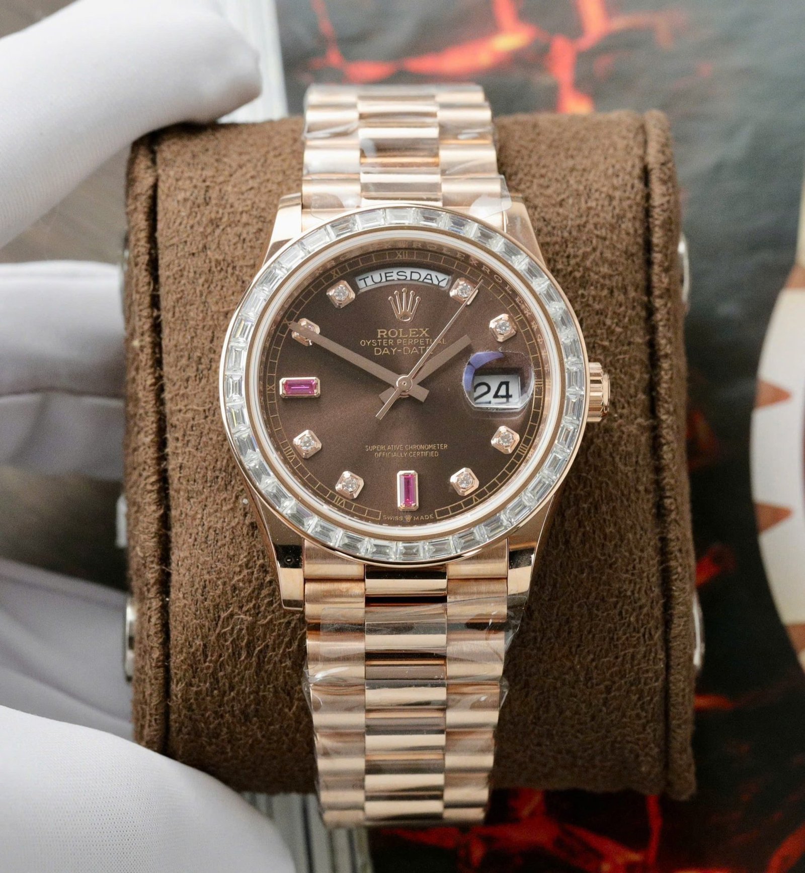 Rolex Day-Date 36 Chocolate Diamond & Ruby Dial 18K Rose Gold Wrapped Baguette Moissanite Bezel Best Replica 36mm - 图片 2
