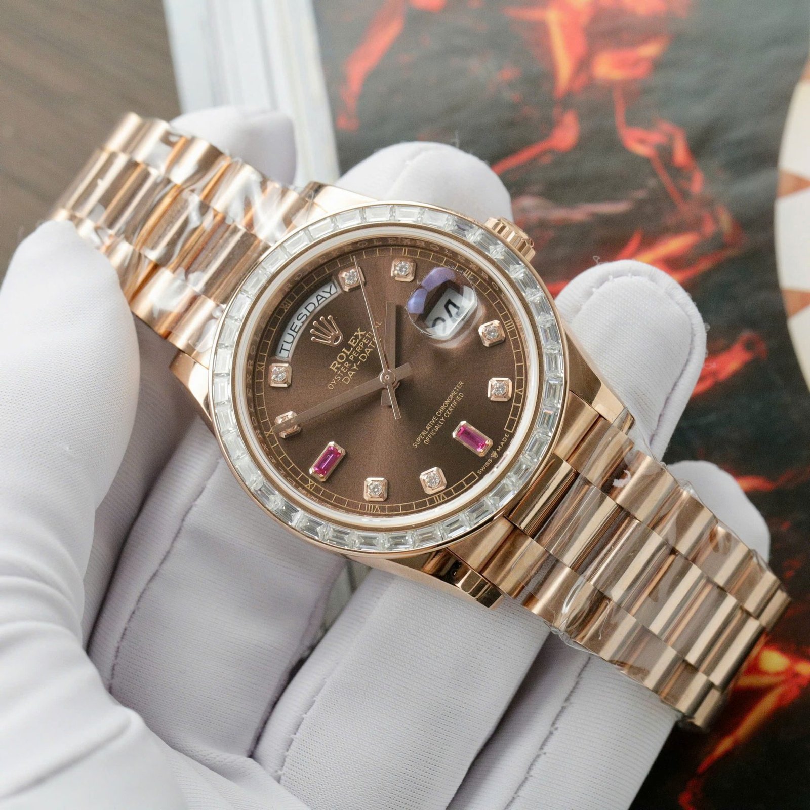 Rolex Day-Date 36 Chocolate Diamond & Ruby Dial 18K Rose Gold Wrapped Baguette Moissanite Bezel Best Replica 36mm - 图片 3