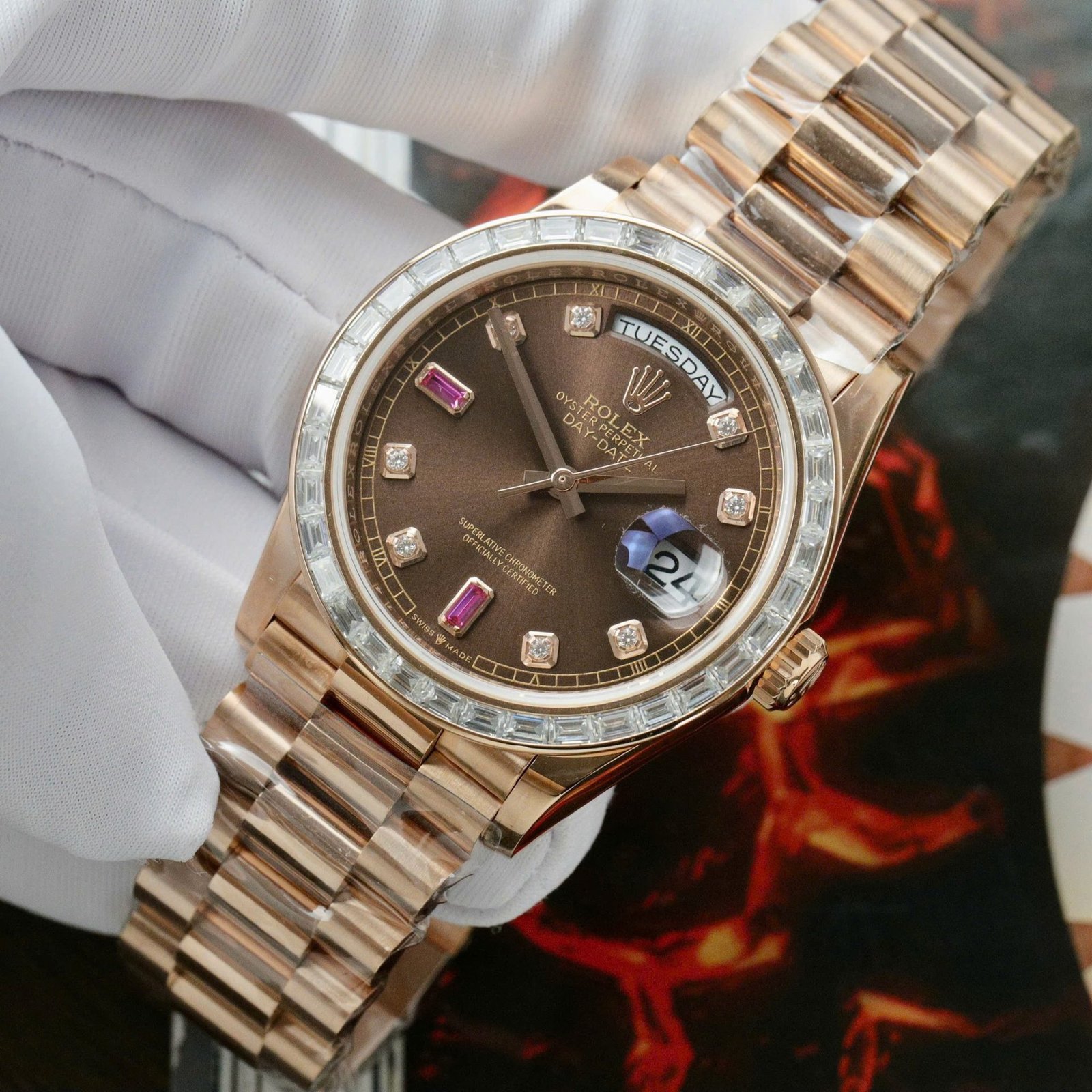Rolex Day-Date 36 Chocolate Diamond & Ruby Dial 18K Rose Gold Wrapped Baguette Moissanite Bezel Best Replica 36mm - 图片 4