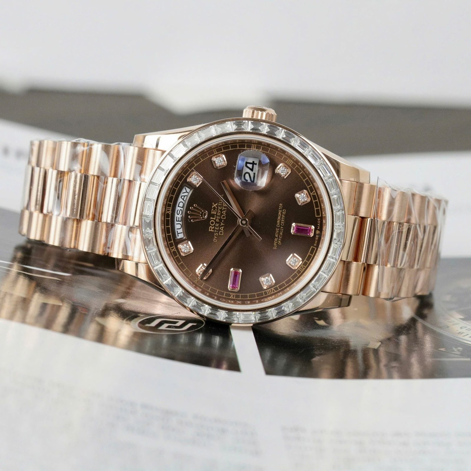 Rolex Day-Date 36 Chocolate Diamond & Ruby Dial 18K Rose Gold Wrapped Baguette Moissanite Bezel Best Replica 36mm - 图片 5