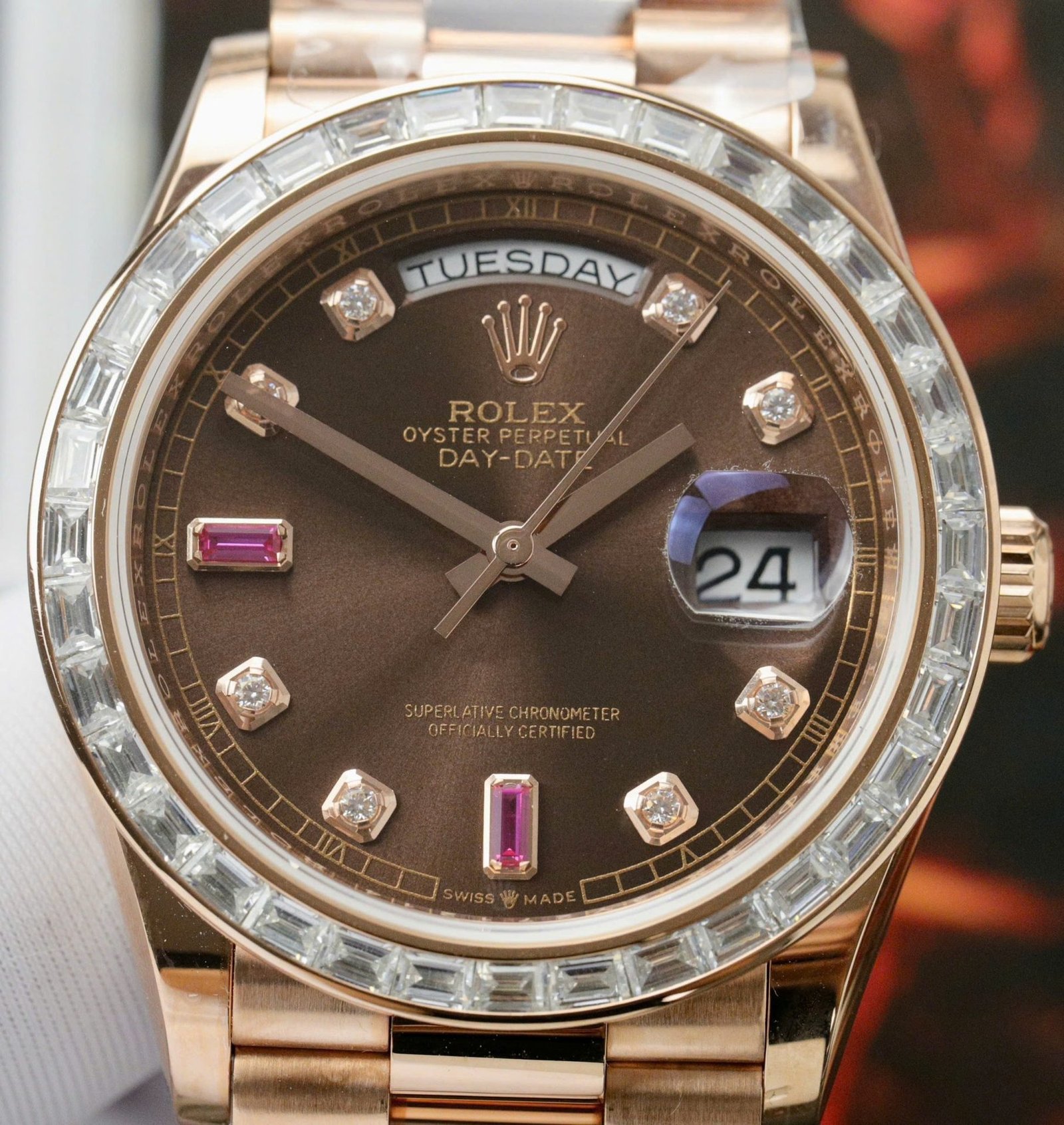Rolex Day-Date 36 Chocolate Diamond & Ruby Dial 18K Rose Gold Wrapped Baguette Moissanite Bezel Best Replica 36mm - 图片 6