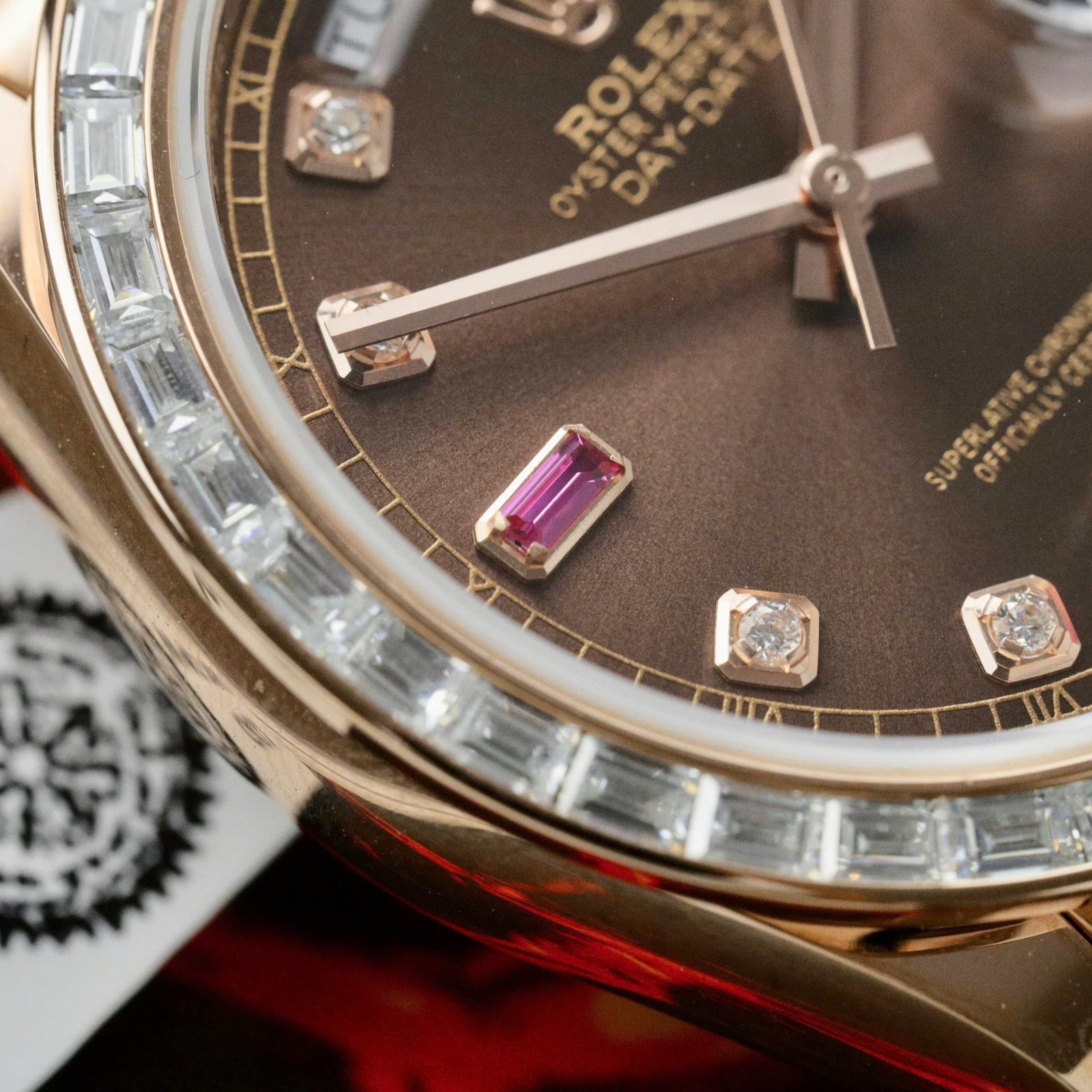 Rolex Day-Date 36 Chocolate Diamond & Ruby Dial 18K Rose Gold Wrapped Baguette Moissanite Bezel Best Replica 36mm - 图片 7