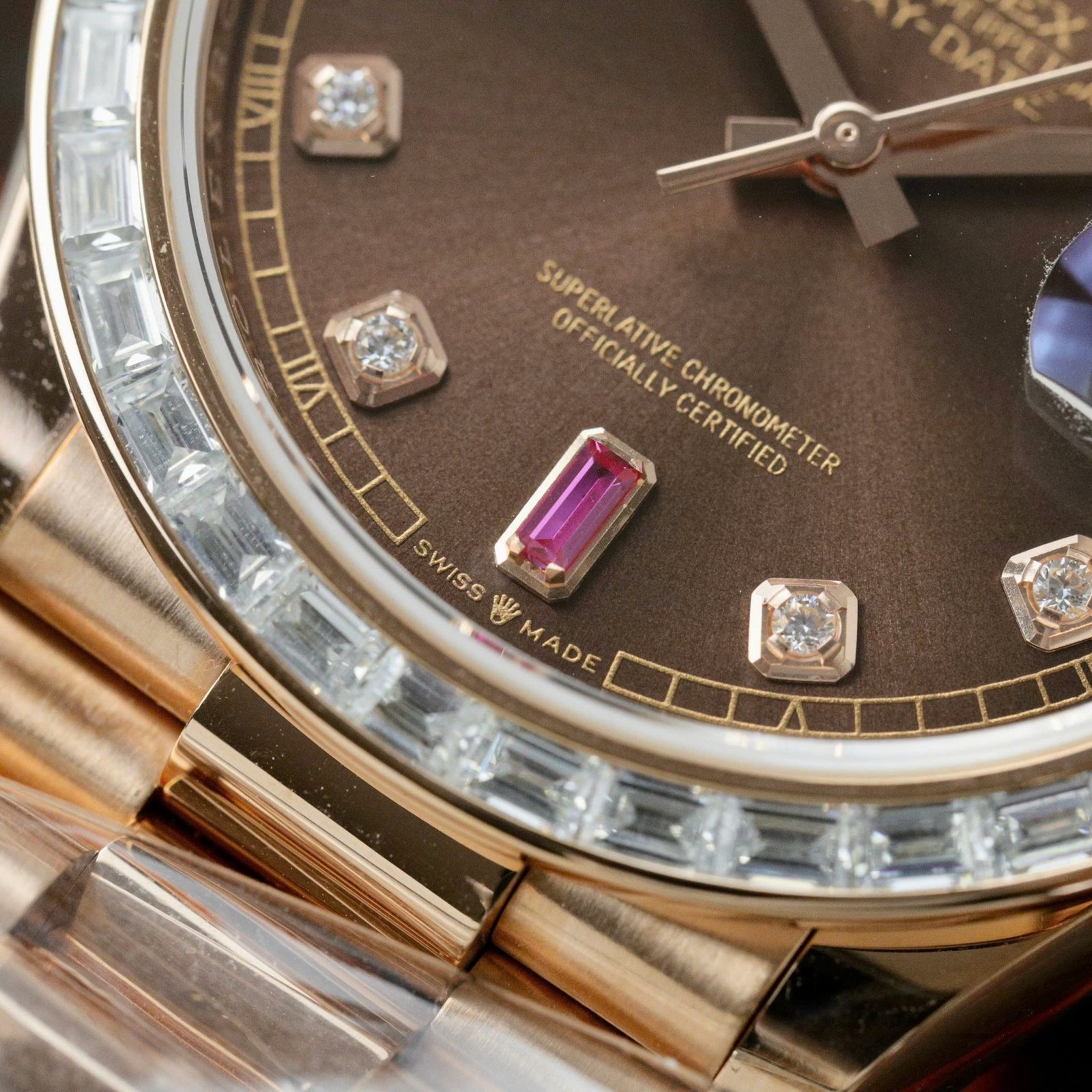 Rolex Day-Date 36 Chocolate Diamond & Ruby Dial 18K Rose Gold Wrapped Baguette Moissanite Bezel Best Replica 36mm - 图片 8
