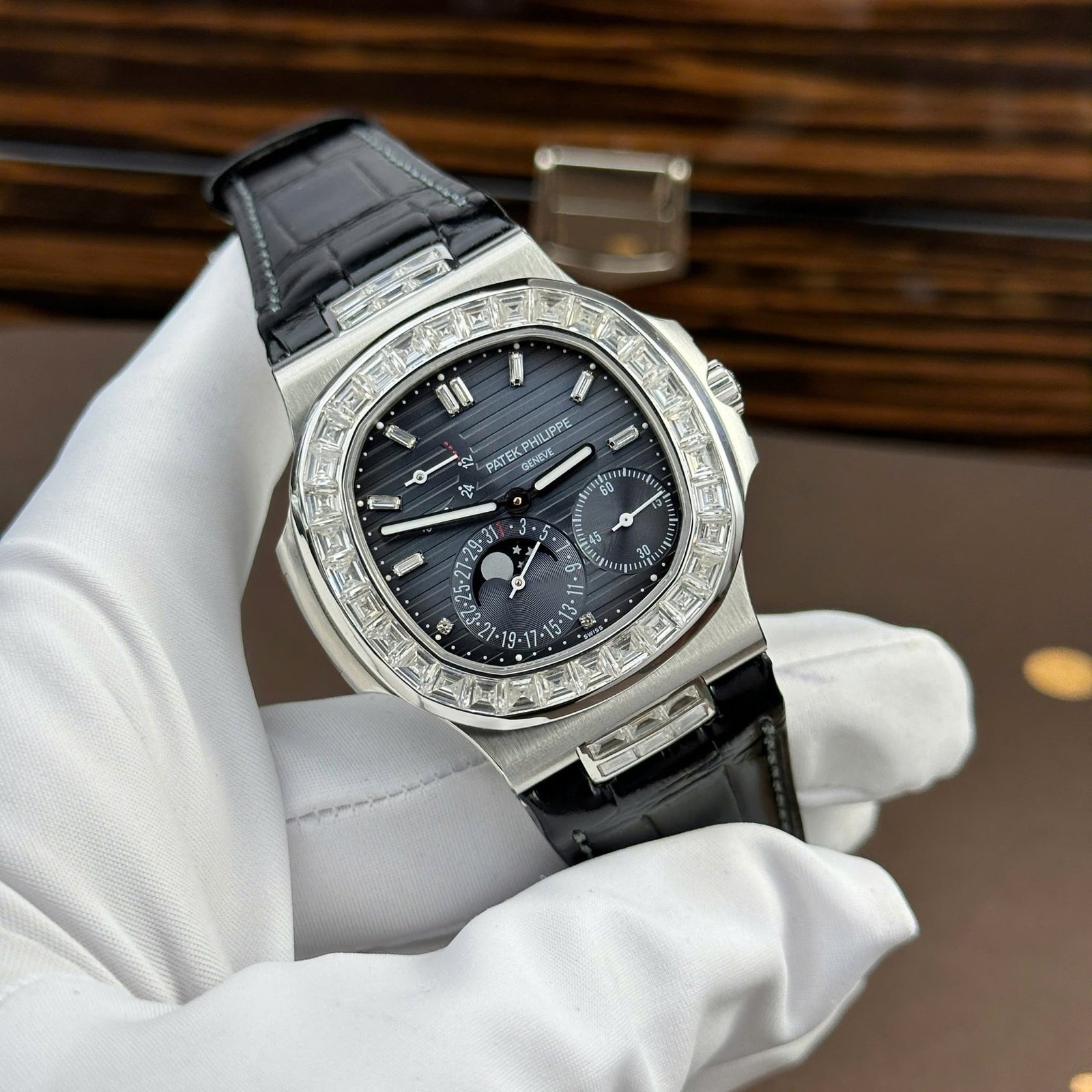 Patek Philippe Nautilus 5724G-001 Blue Dial Baguette Moissanite Full Functions Modified Max Options 40mm - 图片 2