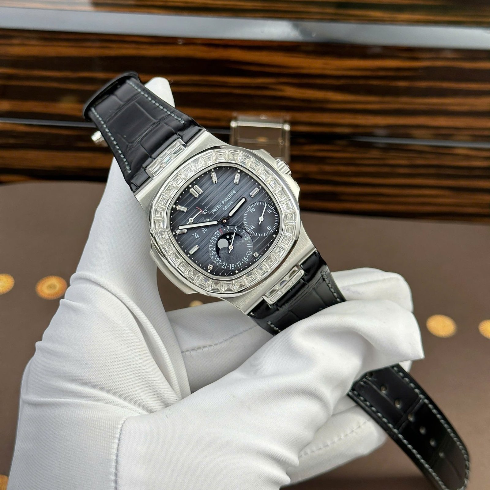 Patek Philippe Nautilus 5724G-001 Blue Dial Baguette Moissanite Full Functions Modified Max Options 40mm - 图片 3
