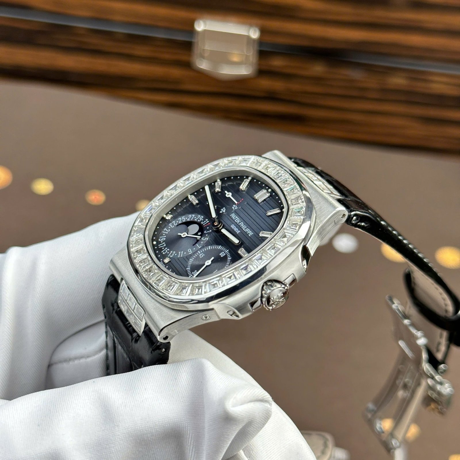 Patek Philippe Nautilus 5724G-001 Blue Dial Baguette Moissanite Full Functions Modified Max Options 40mm - 图片 4