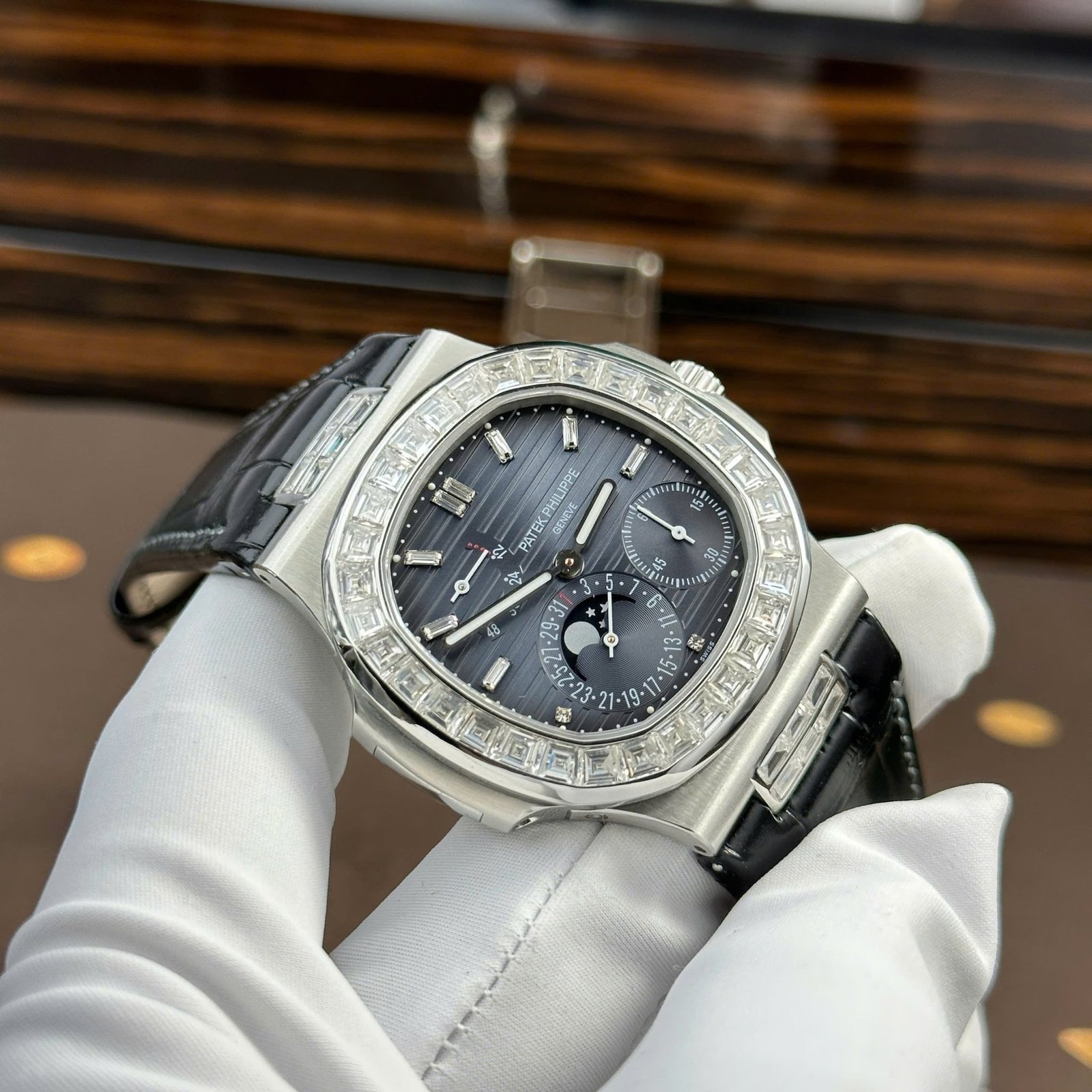 Patek Philippe Nautilus 5724G-001 Blue Dial Baguette Moissanite Full Functions Modified Max Options 40mm - 图片 5