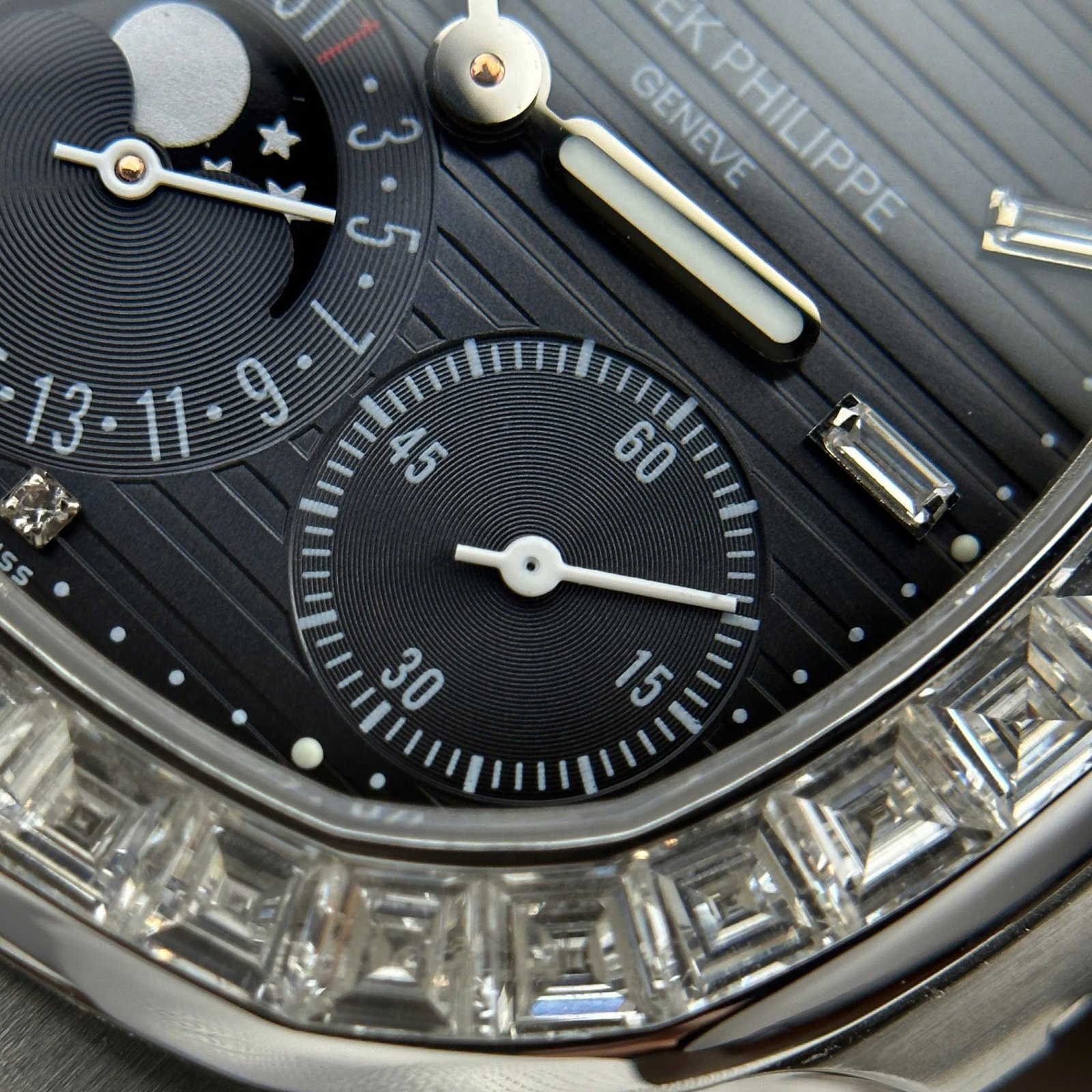 Patek Philippe Nautilus 5724G-001 Blue Dial Baguette Moissanite Full Functions Modified Max Options 40mm - 图片 8