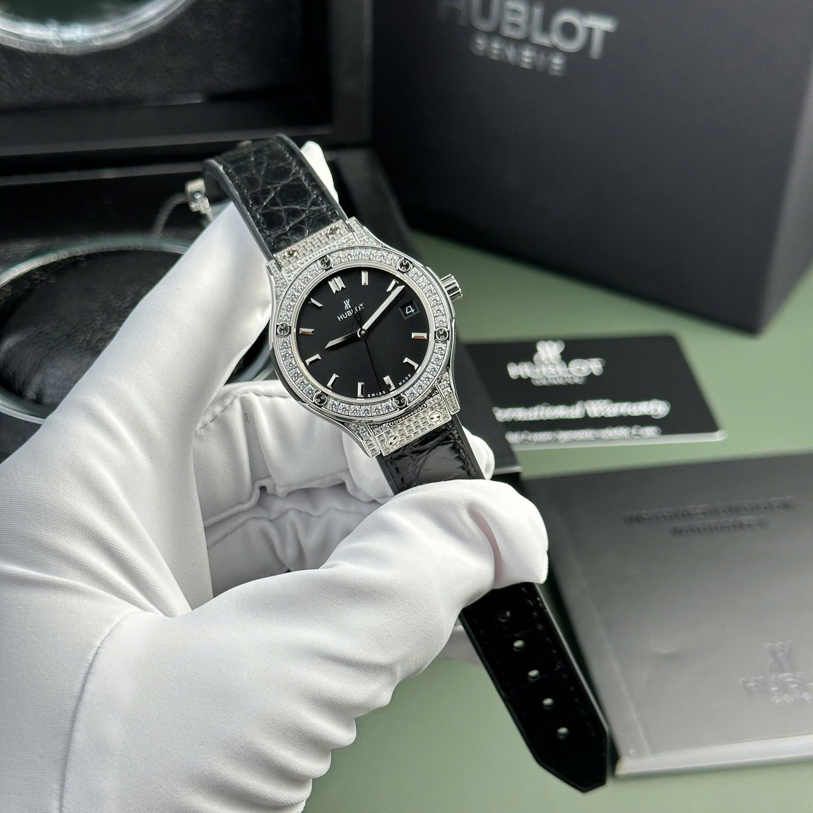 Hublot Classic Fusion Titanium Pavé Black Dial Leather Strap Ladies Replica 33mm - 图片 2