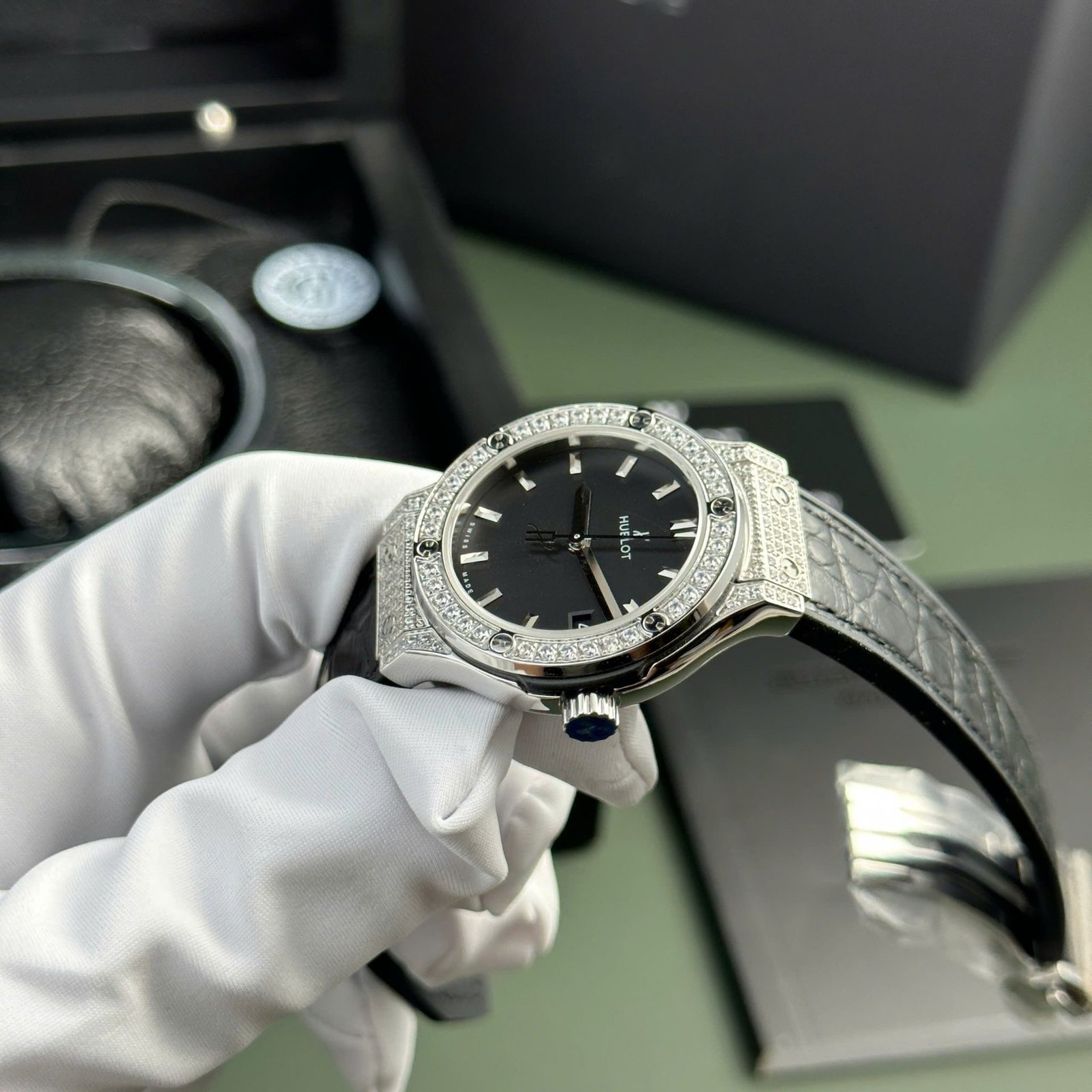 Hublot Classic Fusion Titanium Pavé Black Dial Leather Strap Ladies Replica 33mm - 图片 3
