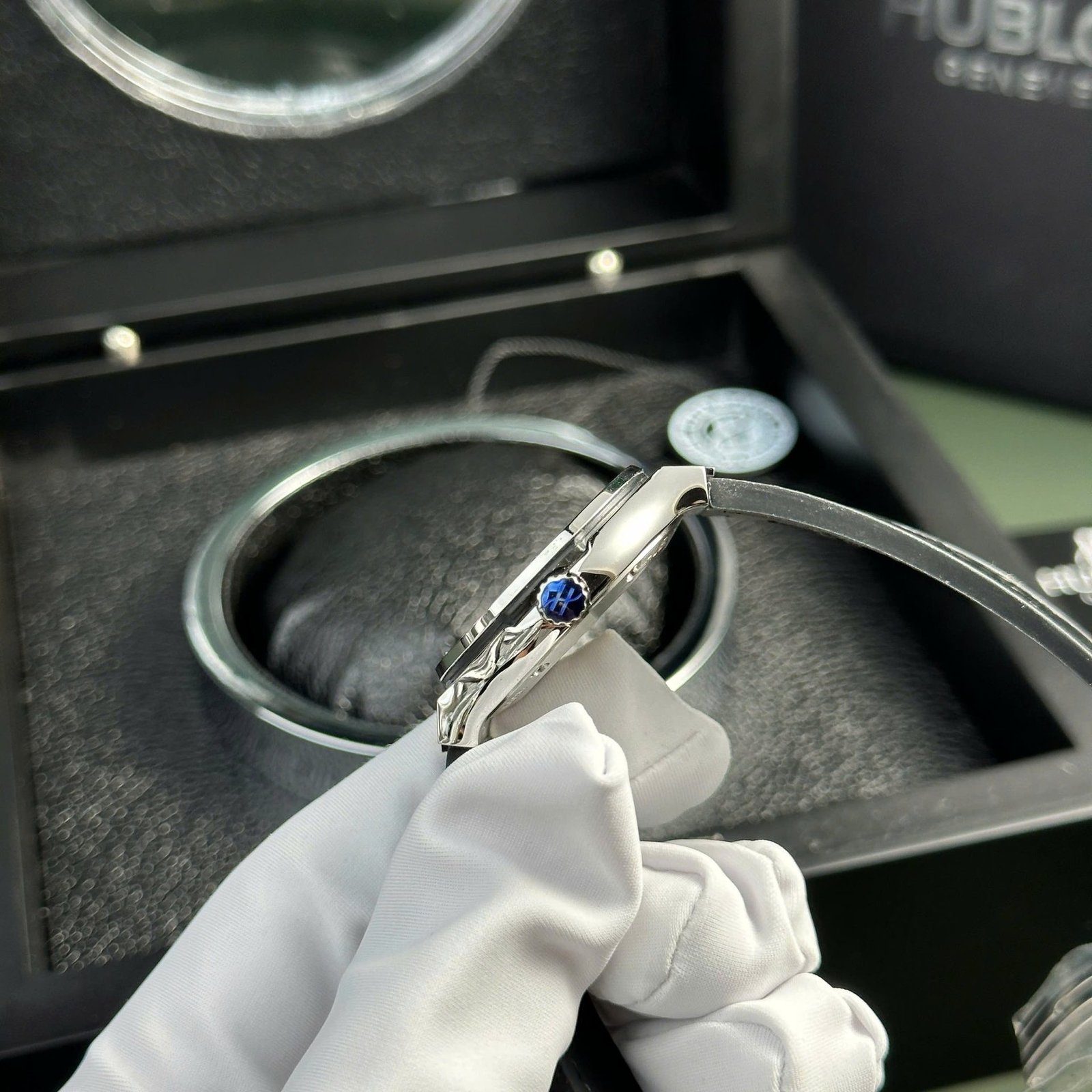 Hublot Classic Fusion Titanium Pavé Black Dial Leather Strap Ladies Replica 33mm - 图片 4
