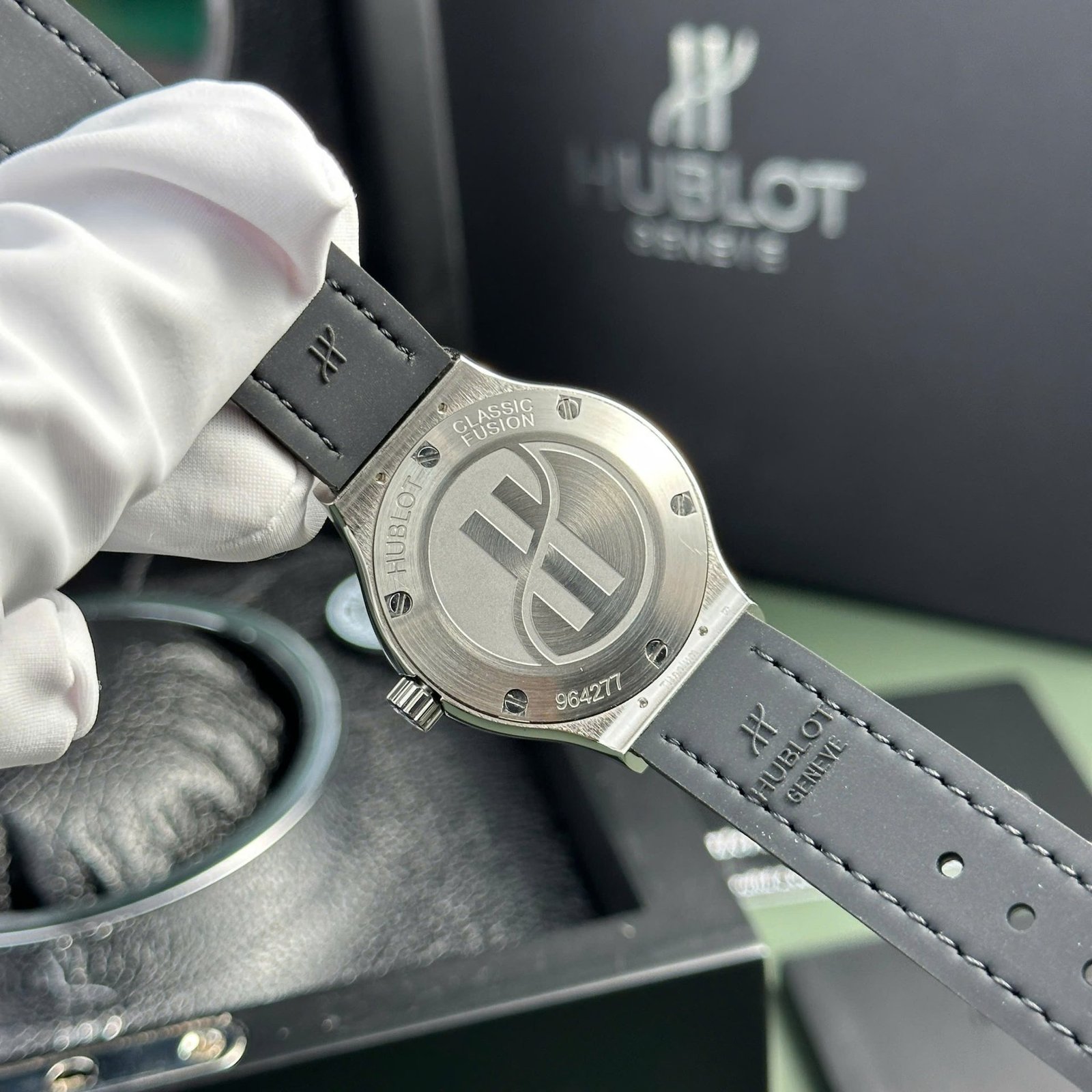 Hublot Classic Fusion Titanium Pavé Black Dial Leather Strap Ladies Replica 33mm - 图片 6
