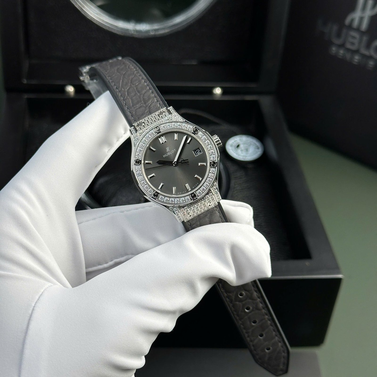 Hublot Classic Fusion Titanium Pavé Grey Dial Leather Strap Ladies Replica 33mm - 图片 2