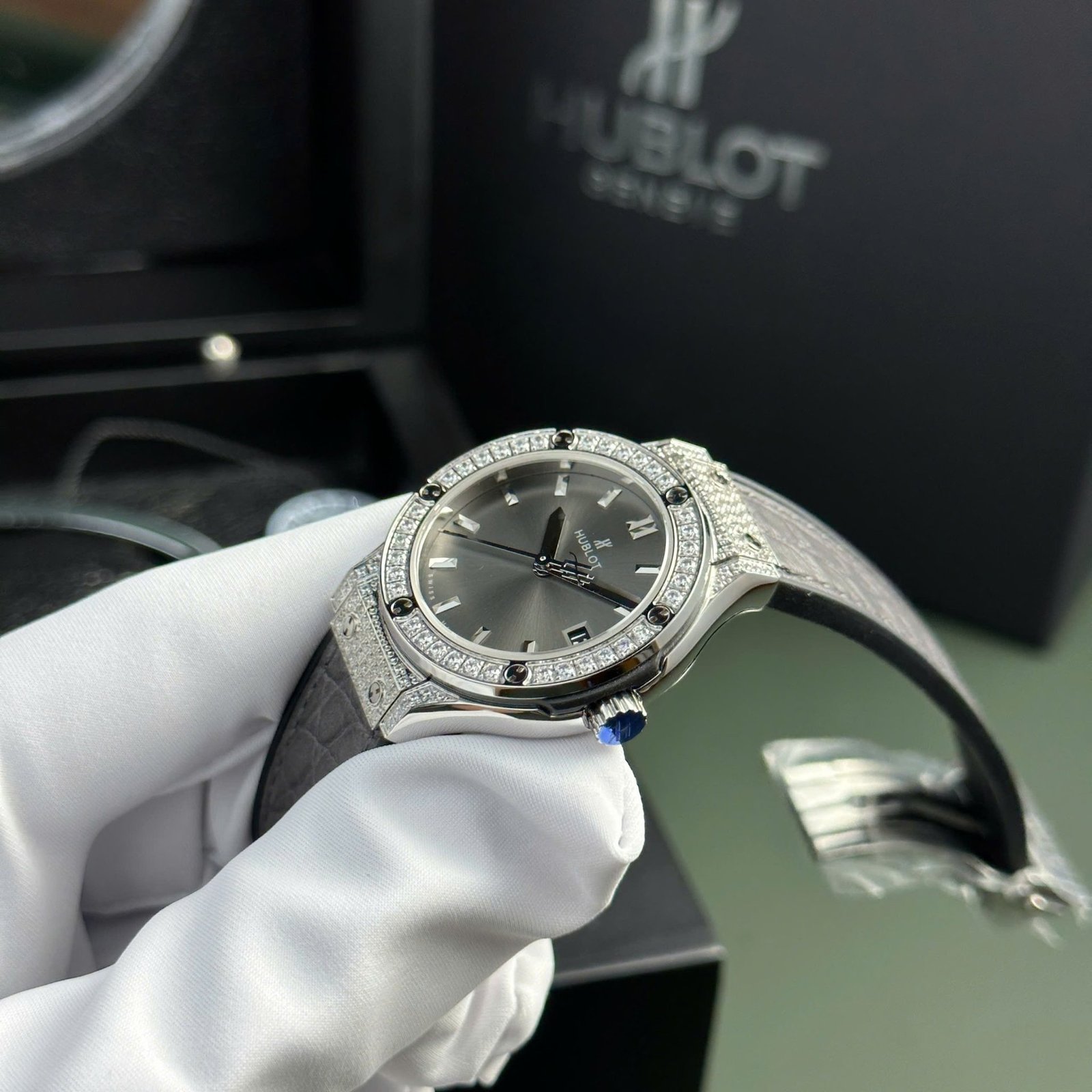 Hublot Classic Fusion Titanium Pavé Grey Dial Leather Strap Ladies Replica 33mm - 图片 3