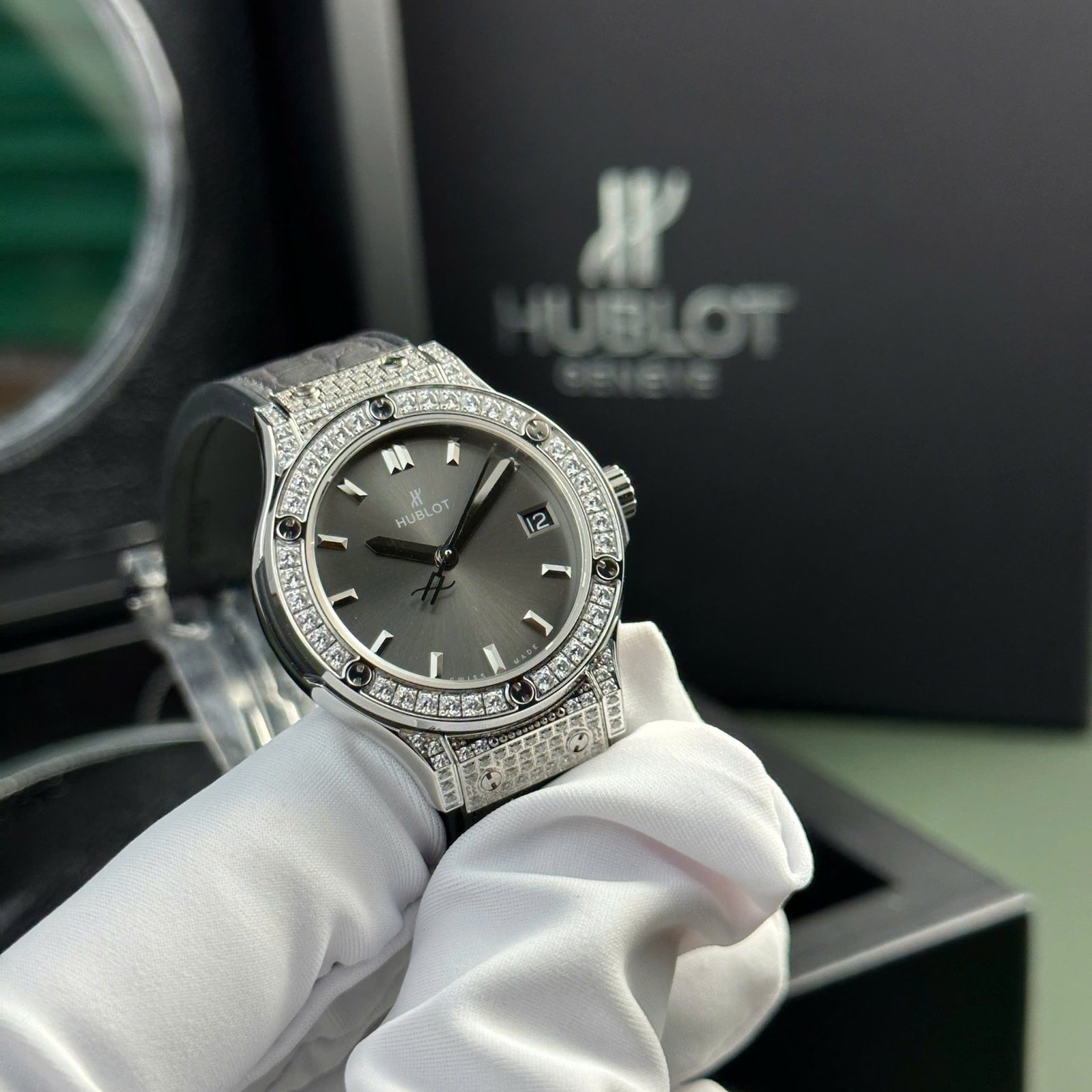 Hublot Classic Fusion Titanium Pavé Grey Dial Leather Strap Ladies Replica 33mm - 图片 4