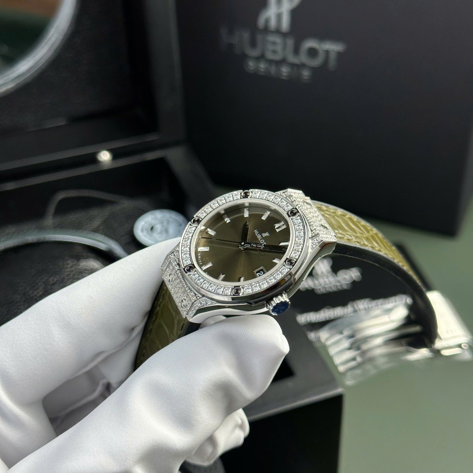 Hublot Classic Fusion Titanium Pavé Green Dial Leather Strap Ladies Replica 33mm - 图片 3