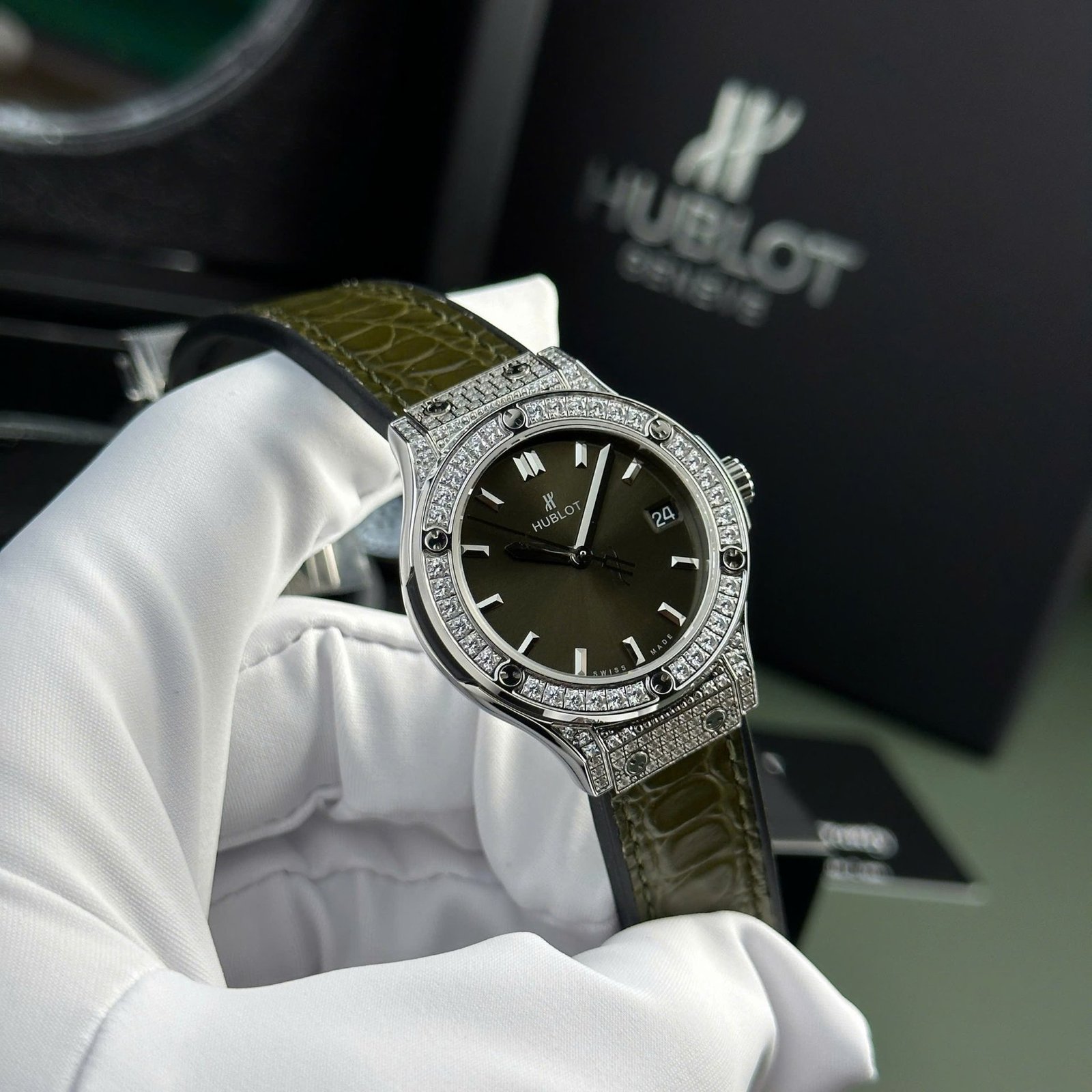 Hublot Classic Fusion Titanium Pavé Green Dial Leather Strap Ladies Replica 33mm - 图片 4