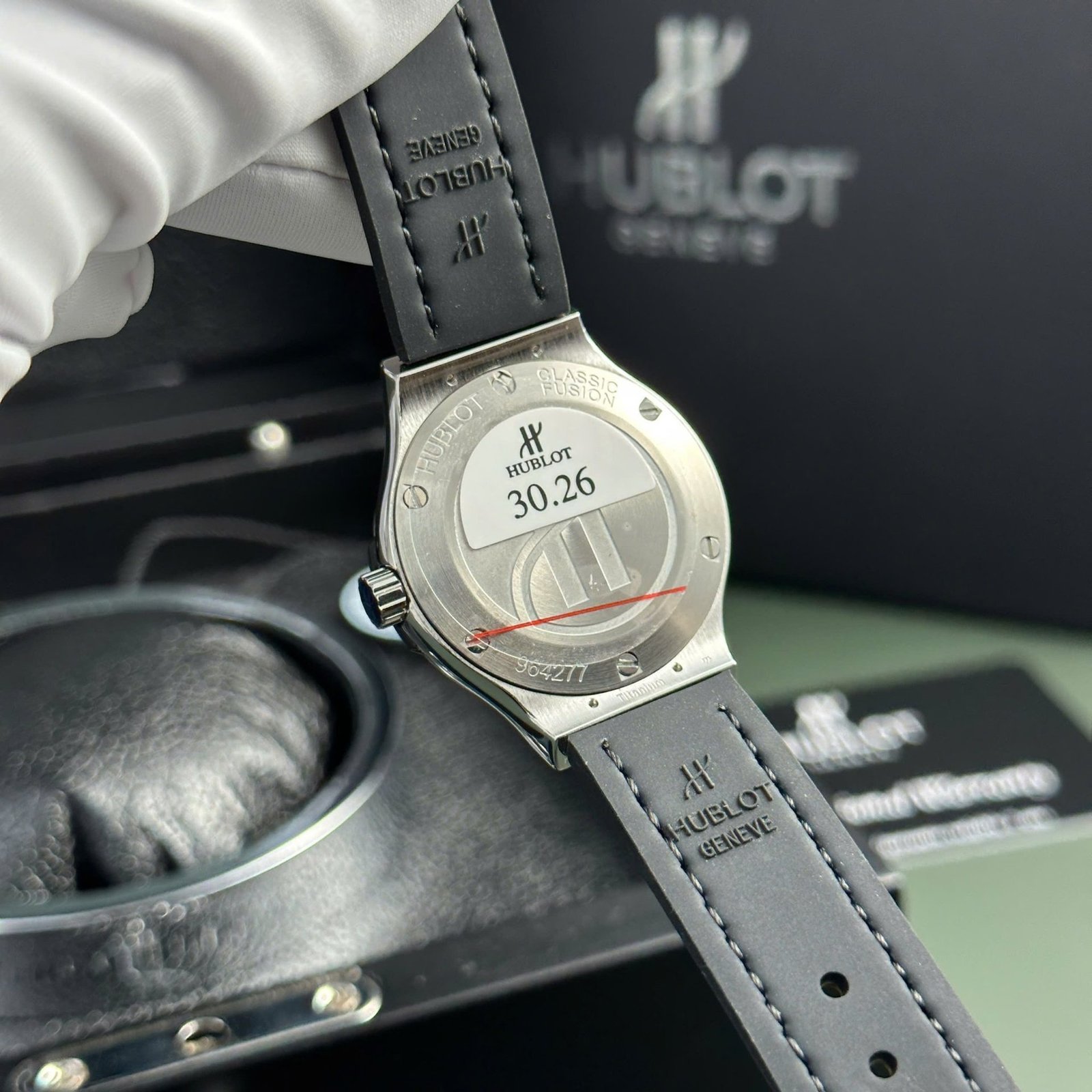 Hublot Classic Fusion Titanium Pavé Green Dial Leather Strap Ladies Replica 33mm - 图片 7