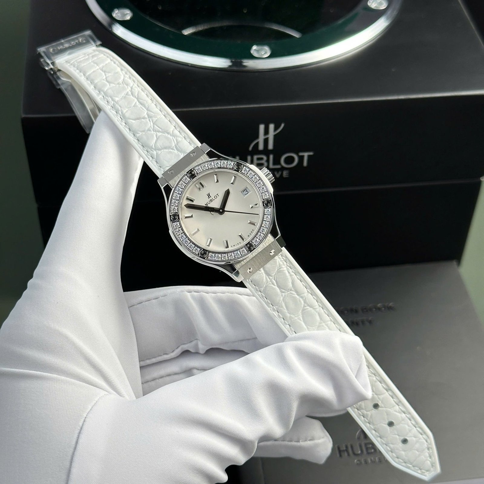Hublot Classic Fusion Titanium White Dial CZ Stones Bezel Leather Strap Ladies Replica 33mm - 图片 2