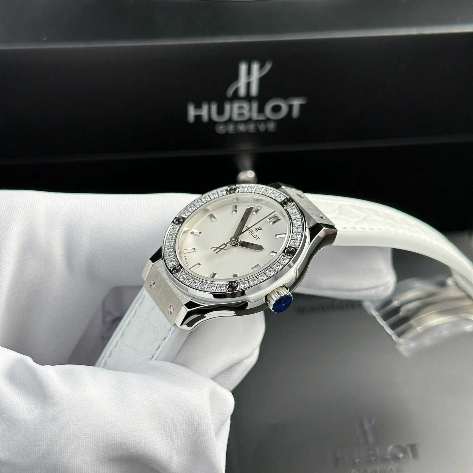 Hublot Classic Fusion Titanium White Dial CZ Stones Bezel Leather Strap Ladies Replica 33mm - 图片 3