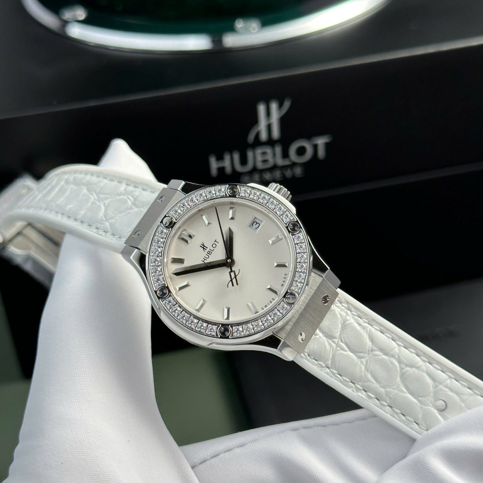 Hublot Classic Fusion Titanium White Dial CZ Stones Bezel Leather Strap Ladies Replica 33mm - 图片 4