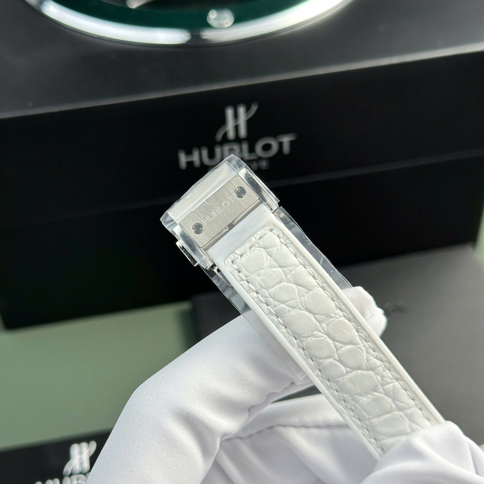 Hublot Classic Fusion Titanium White Dial CZ Stones Bezel Leather Strap Ladies Replica 33mm - 图片 8