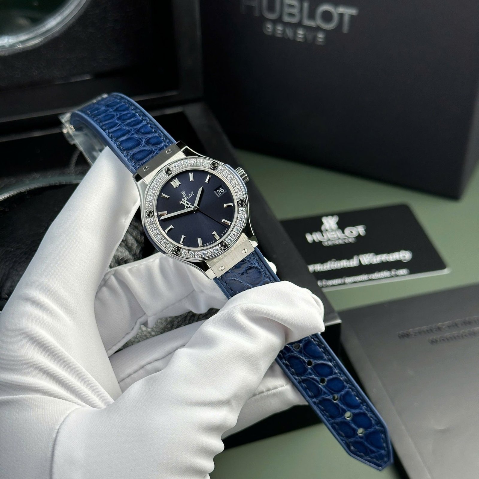 Hublot Classic Fusion Titanium Blue Dial CZ Stones Bezel Leather Strap Ladies Replica 33mm - 图片 2