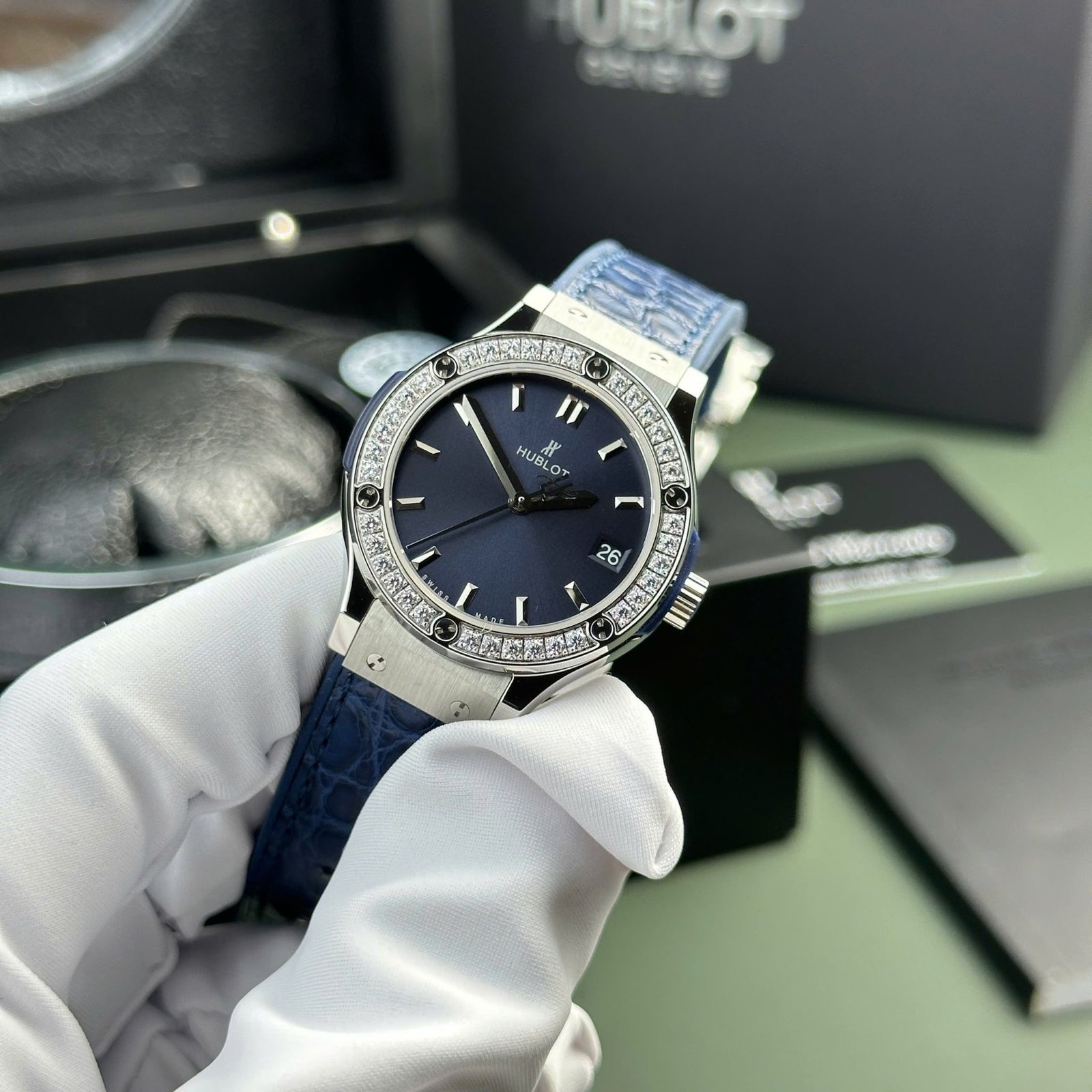Hublot Classic Fusion Titanium Blue Dial CZ Stones Bezel Leather Strap Ladies Replica 33mm - 图片 3