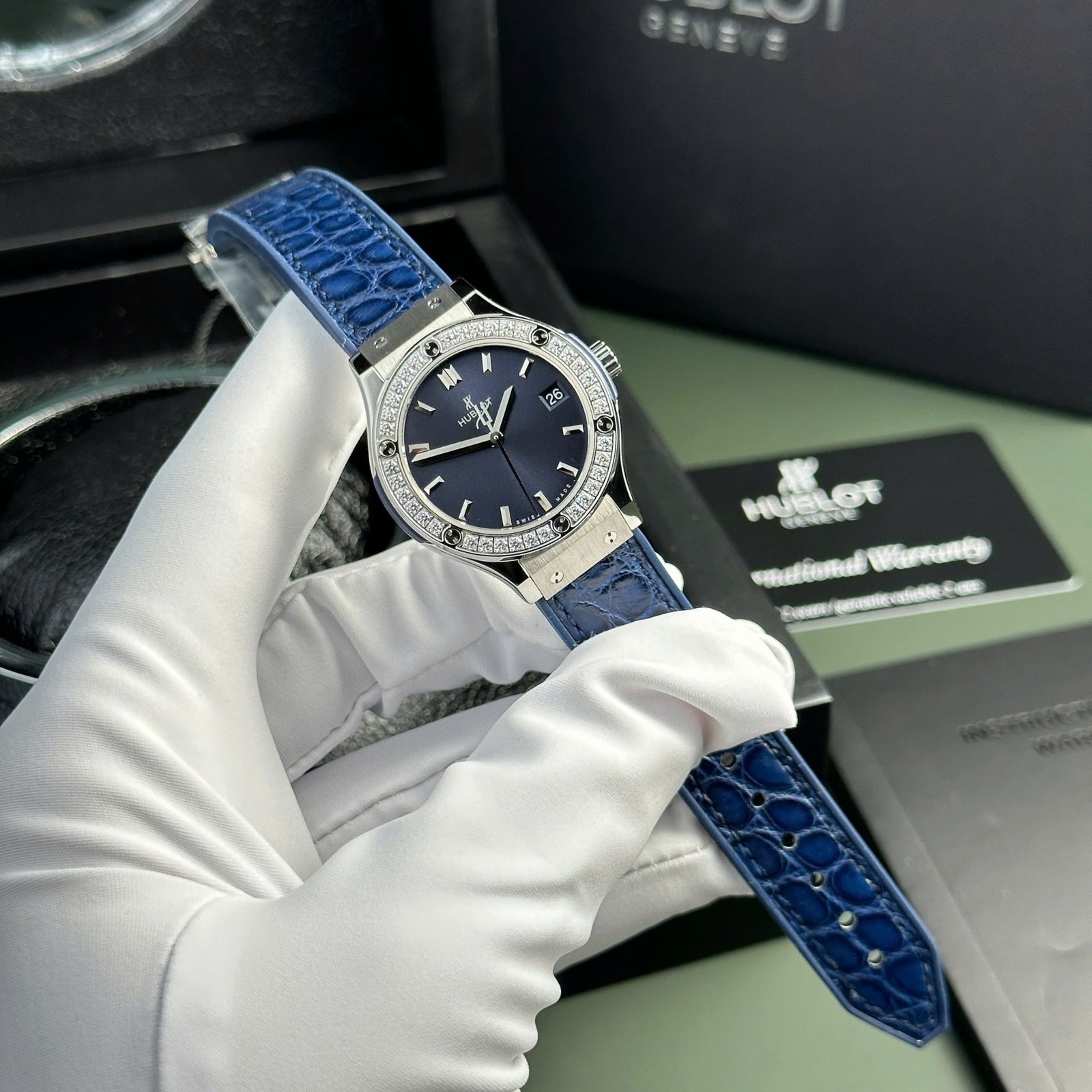Hublot Classic Fusion Titanium Blue Dial CZ Stones Bezel Leather Strap Ladies Replica 33mm - 图片 4