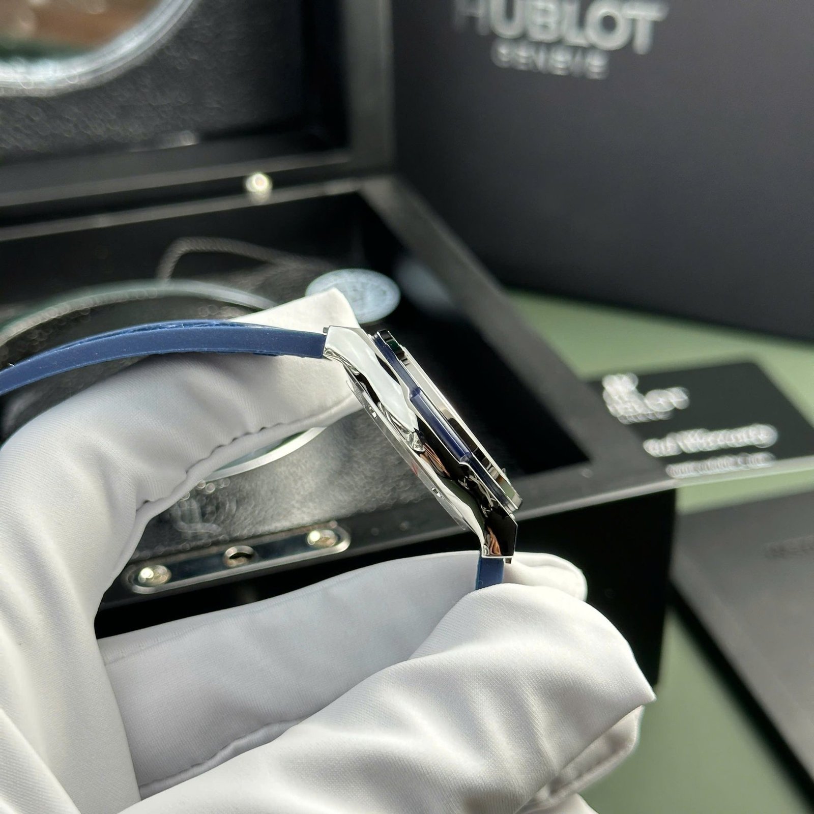 Hublot Classic Fusion Titanium Blue Dial CZ Stones Bezel Leather Strap Ladies Replica 33mm - 图片 7
