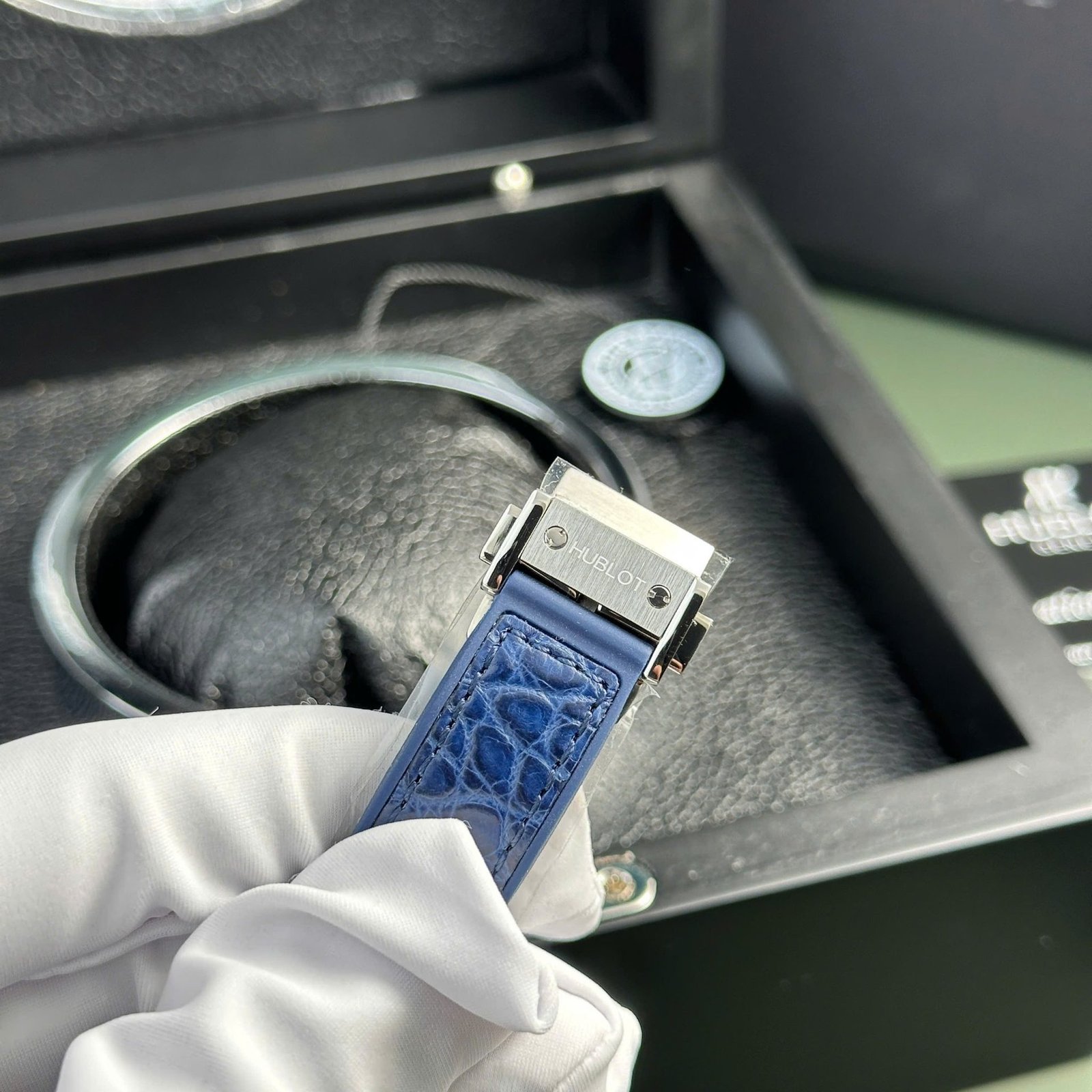 Hublot Classic Fusion Titanium Blue Dial CZ Stones Bezel Leather Strap Ladies Replica 33mm - 图片 9