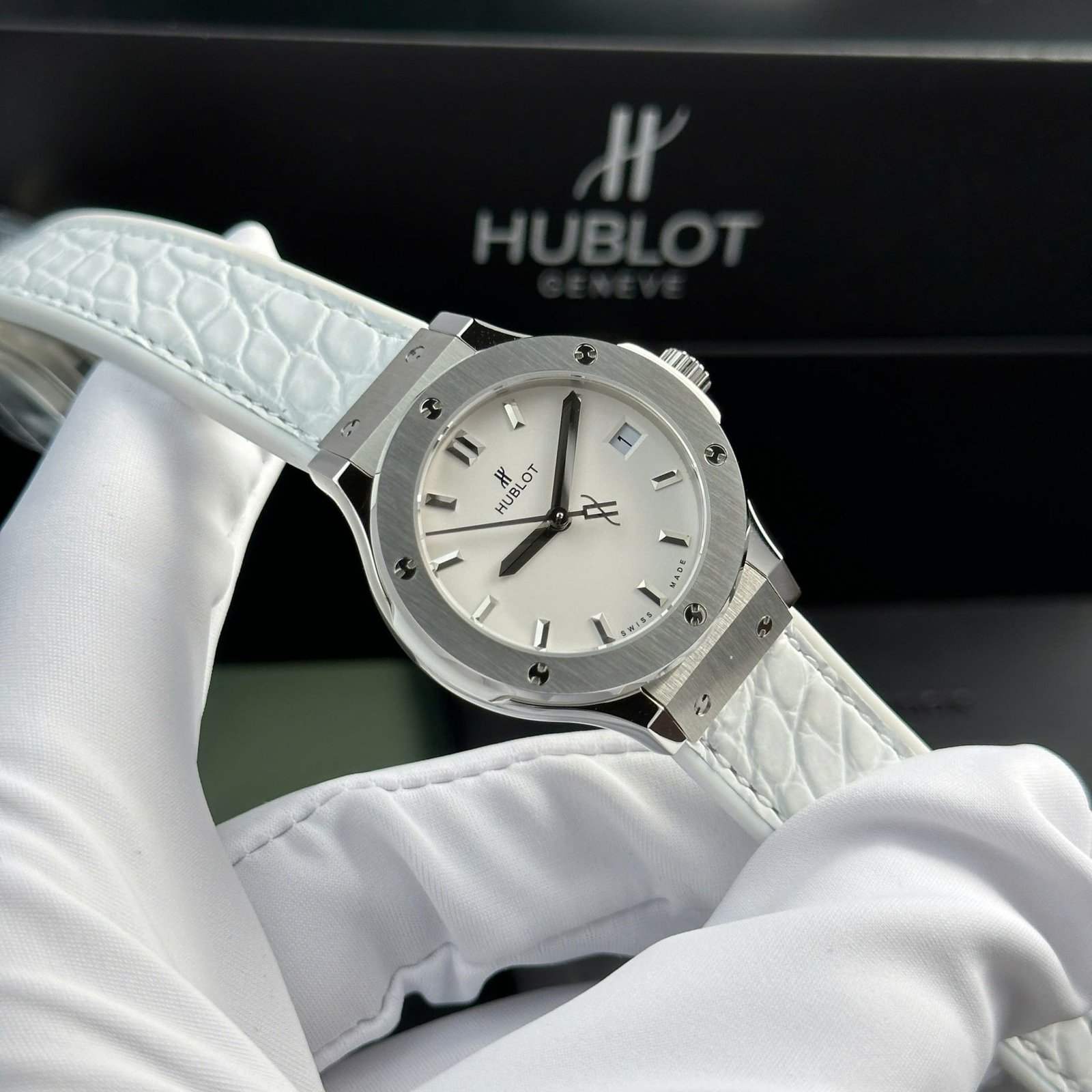 Hublot Classic Fusion Titanium White Dial Quartz Leather Strap Ladies Replica 33mm - 图片 4