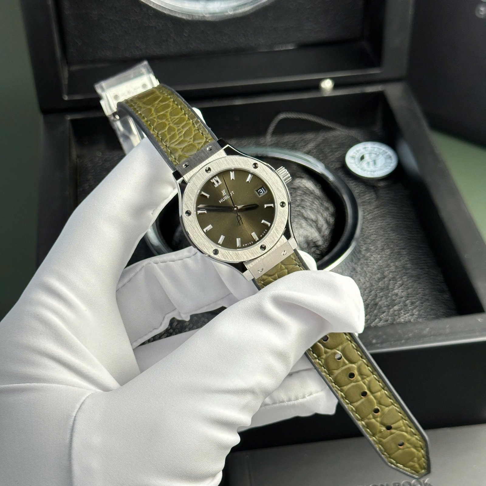 Hublot Classic Fusion Titanium Green Dial Quartz Leather Strap Ladies Replica 33mm - 图片 2