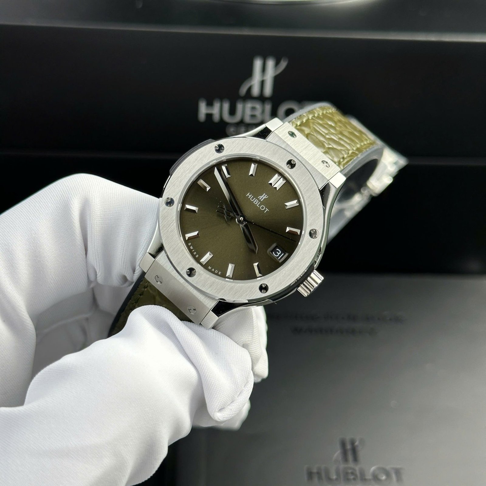 Hublot Classic Fusion Titanium Green Dial Quartz Leather Strap Ladies Replica 33mm - 图片 3
