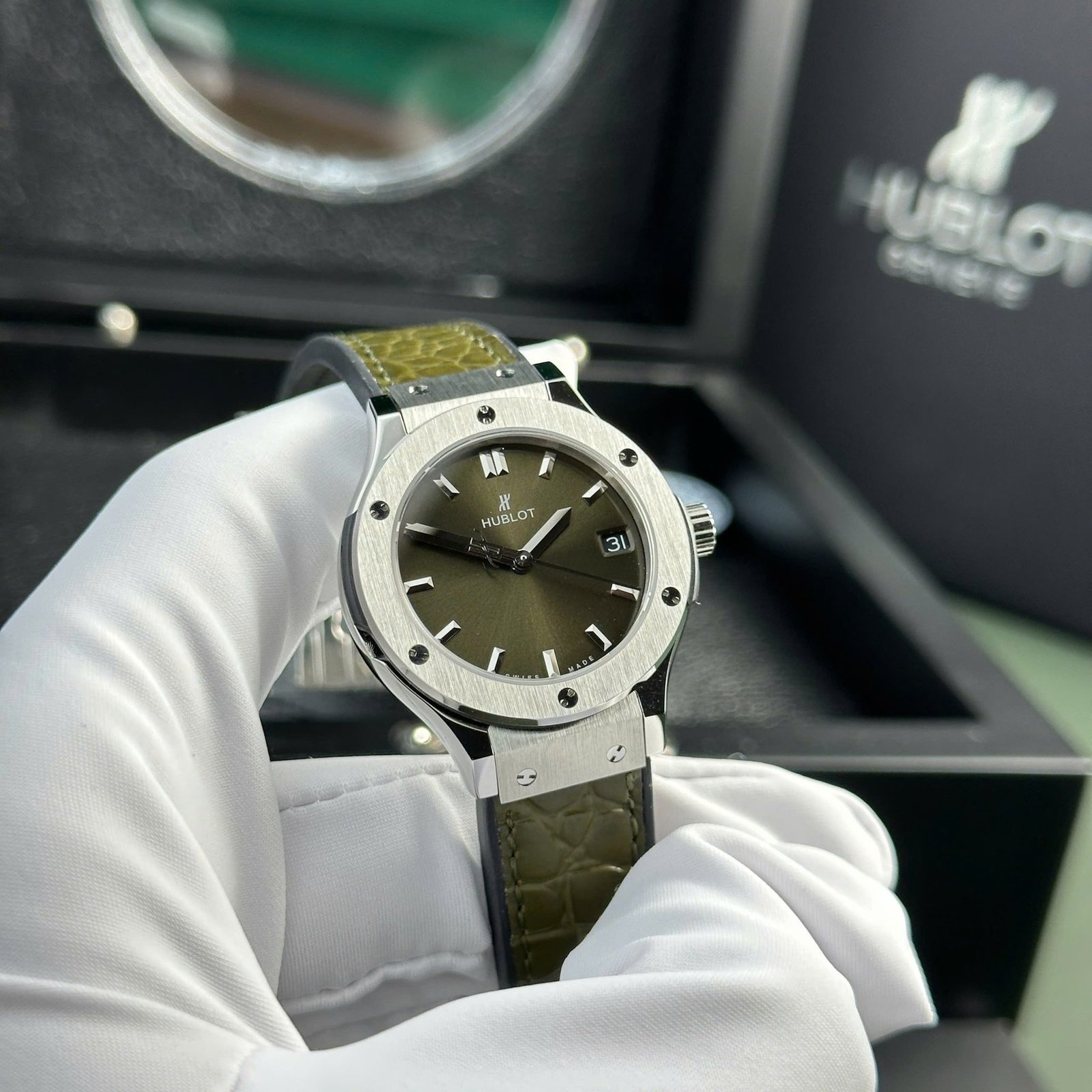 Hublot Classic Fusion Titanium Green Dial Quartz Leather Strap Ladies Replica 33mm - 图片 4