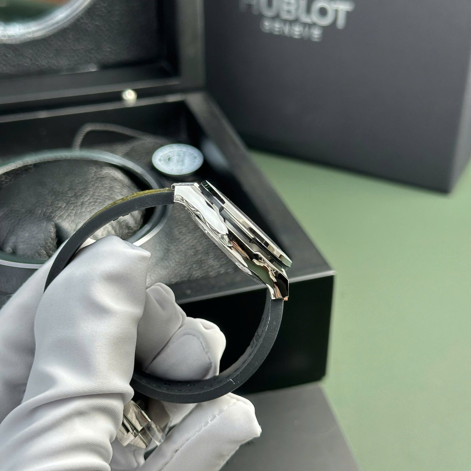 Hublot Classic Fusion Titanium Green Dial Quartz Leather Strap Ladies Replica 33mm - 图片 5