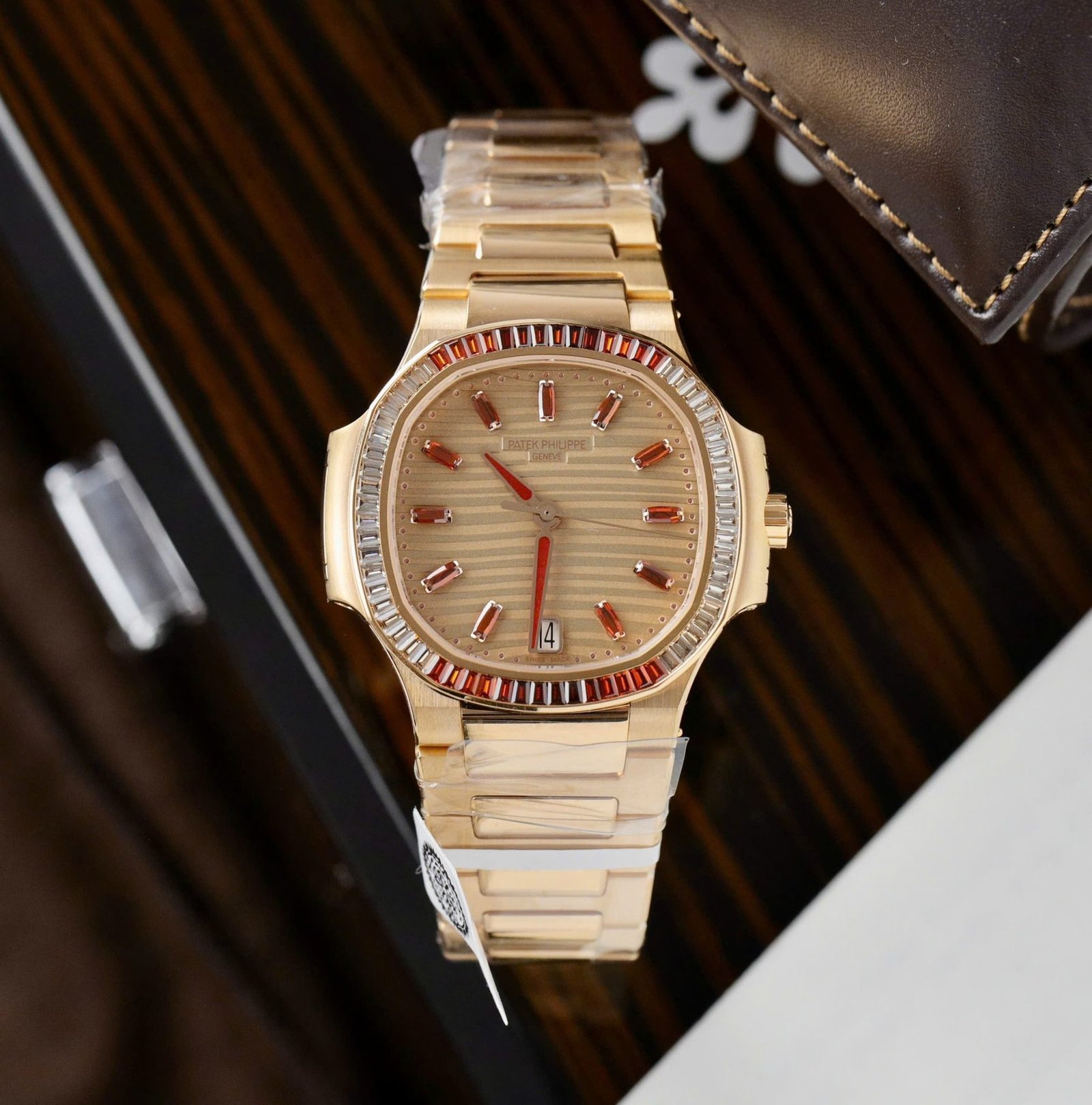 Patek Philippe Nautilus 7118/1300R-001 Synthetic Ruby 18K Rose Gold Wrapped Best Replica 35.2mm - 图片 2