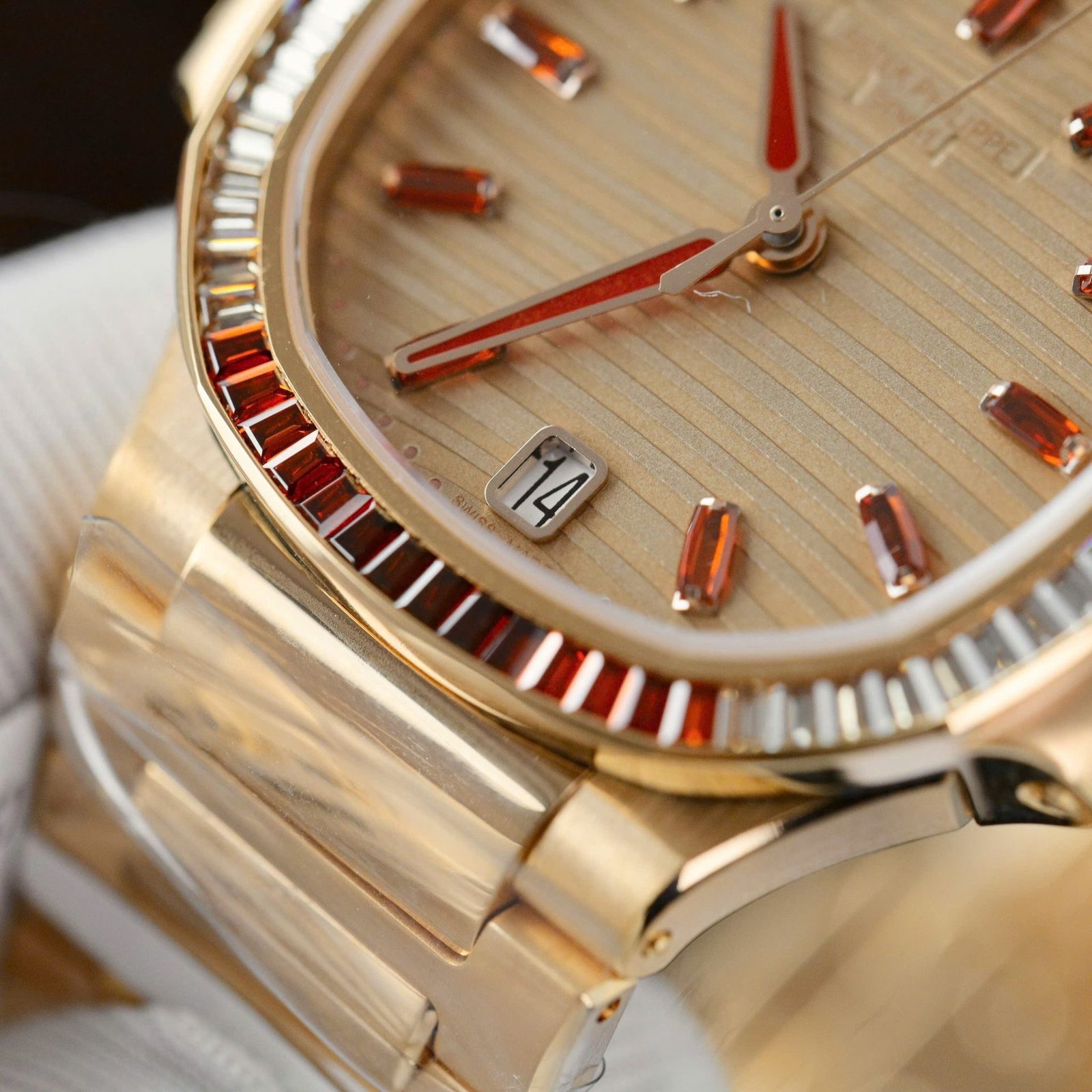 Patek Philippe Nautilus 7118/1300R-001 Synthetic Ruby 18K Rose Gold Wrapped Best Replica 35.2mm - 图片 3