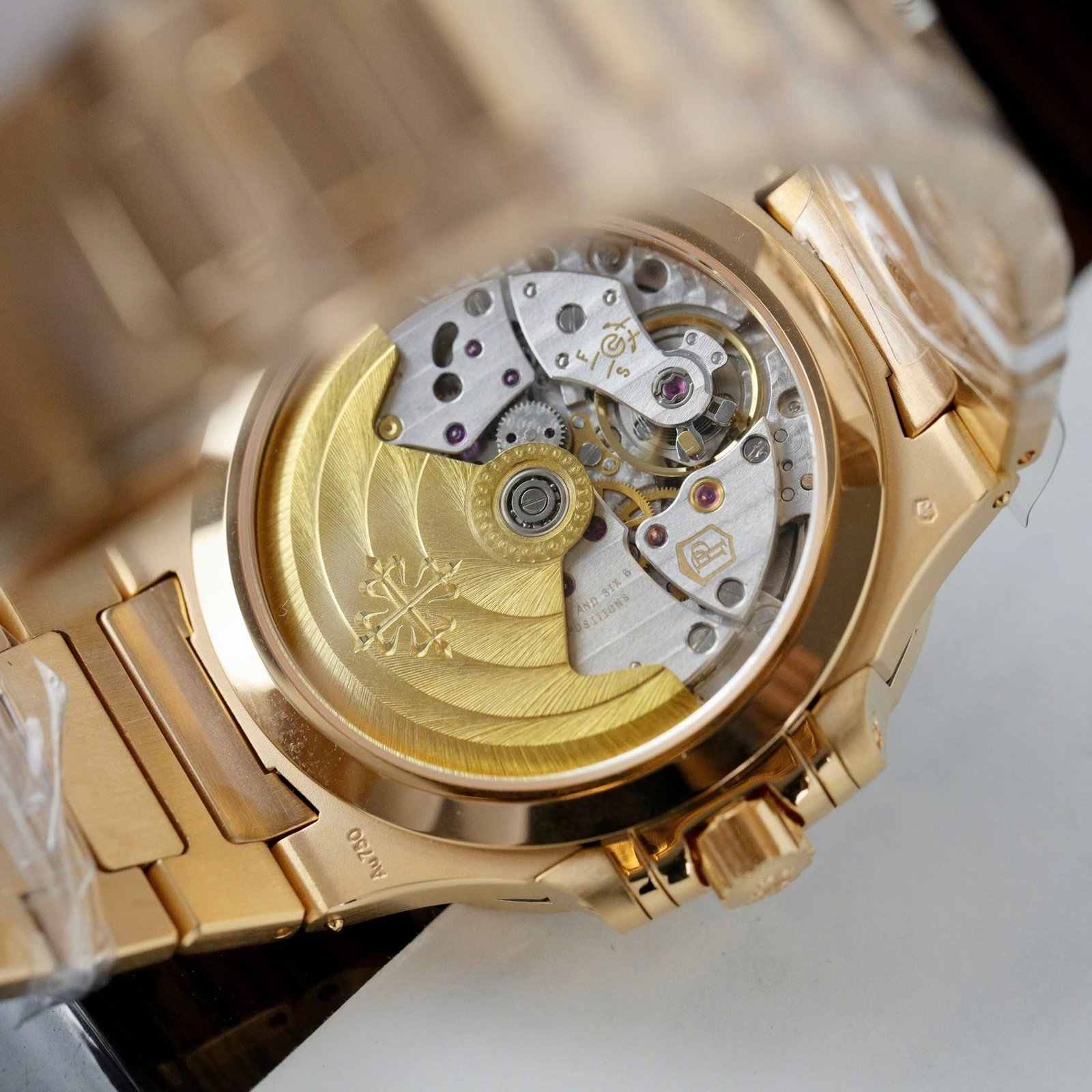 Patek Philippe Nautilus 7118/1300R-001 Synthetic Ruby 18K Rose Gold Wrapped Best Replica 35.2mm - 图片 5